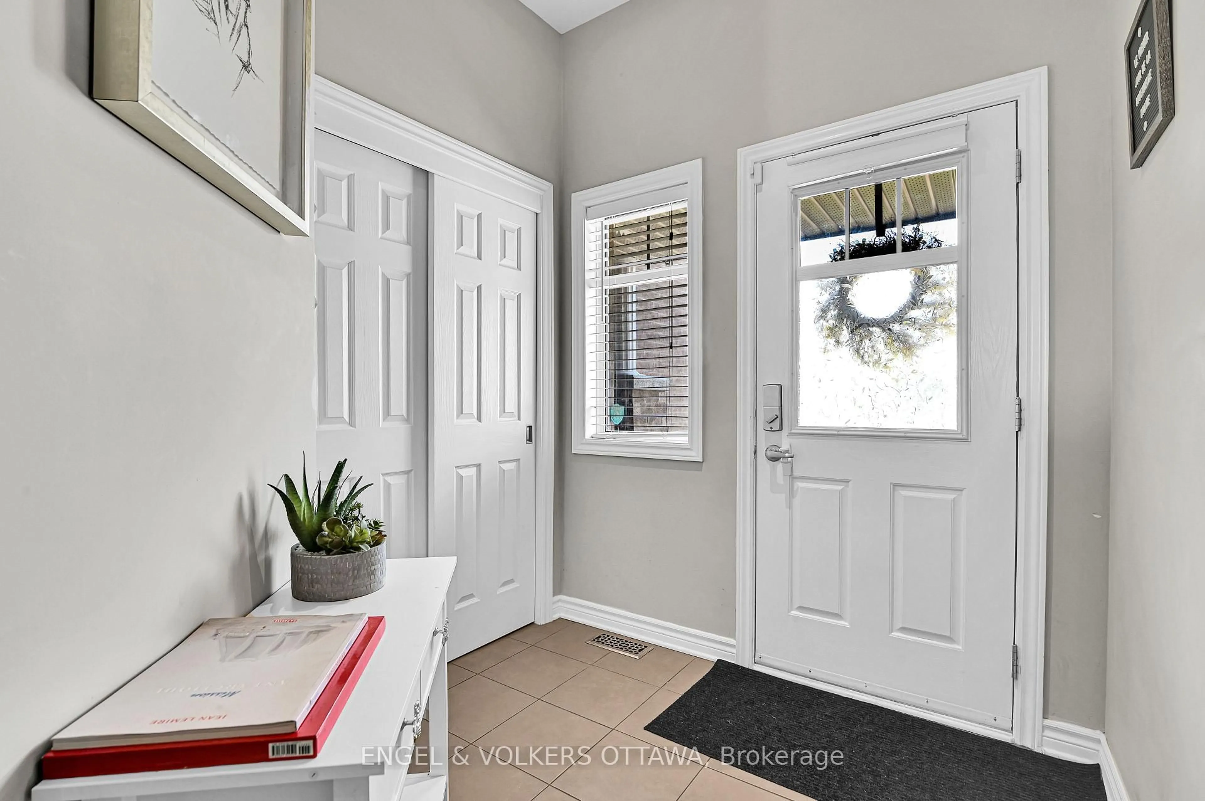 Indoor entryway for 123 Waterfern Way, Ottawa Ontario K4A 0T4