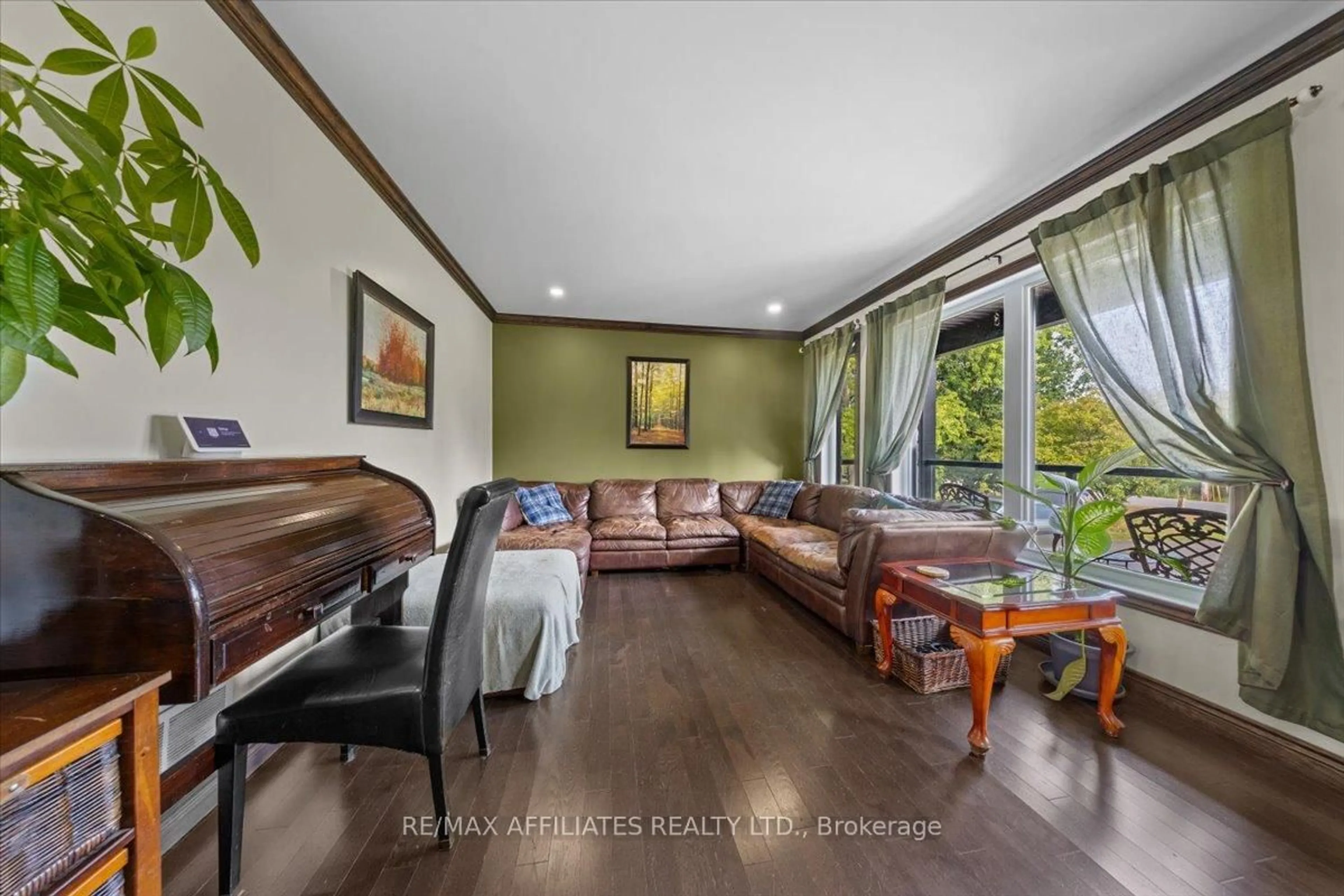Living room with furniture, wood/laminate floor for 3 Longtin St, Clarence-Rockland Ontario K0A 1E0