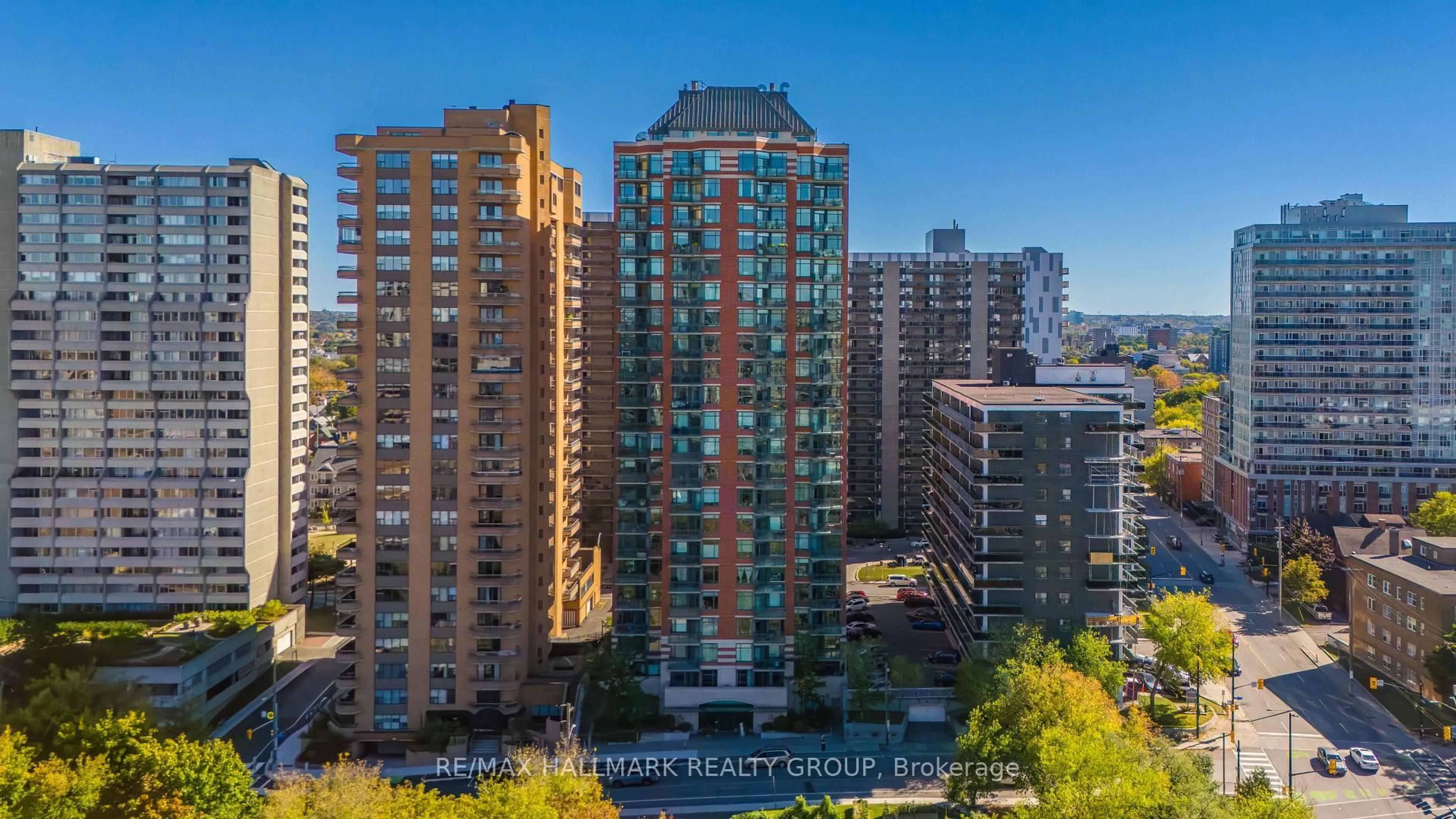 A pic from outside/outdoor area/front of a property/back of a property/a pic from drone, city buildings view from balcony for 570 Laurier Ave #2202, Ottawa Ontario K1R 1C8