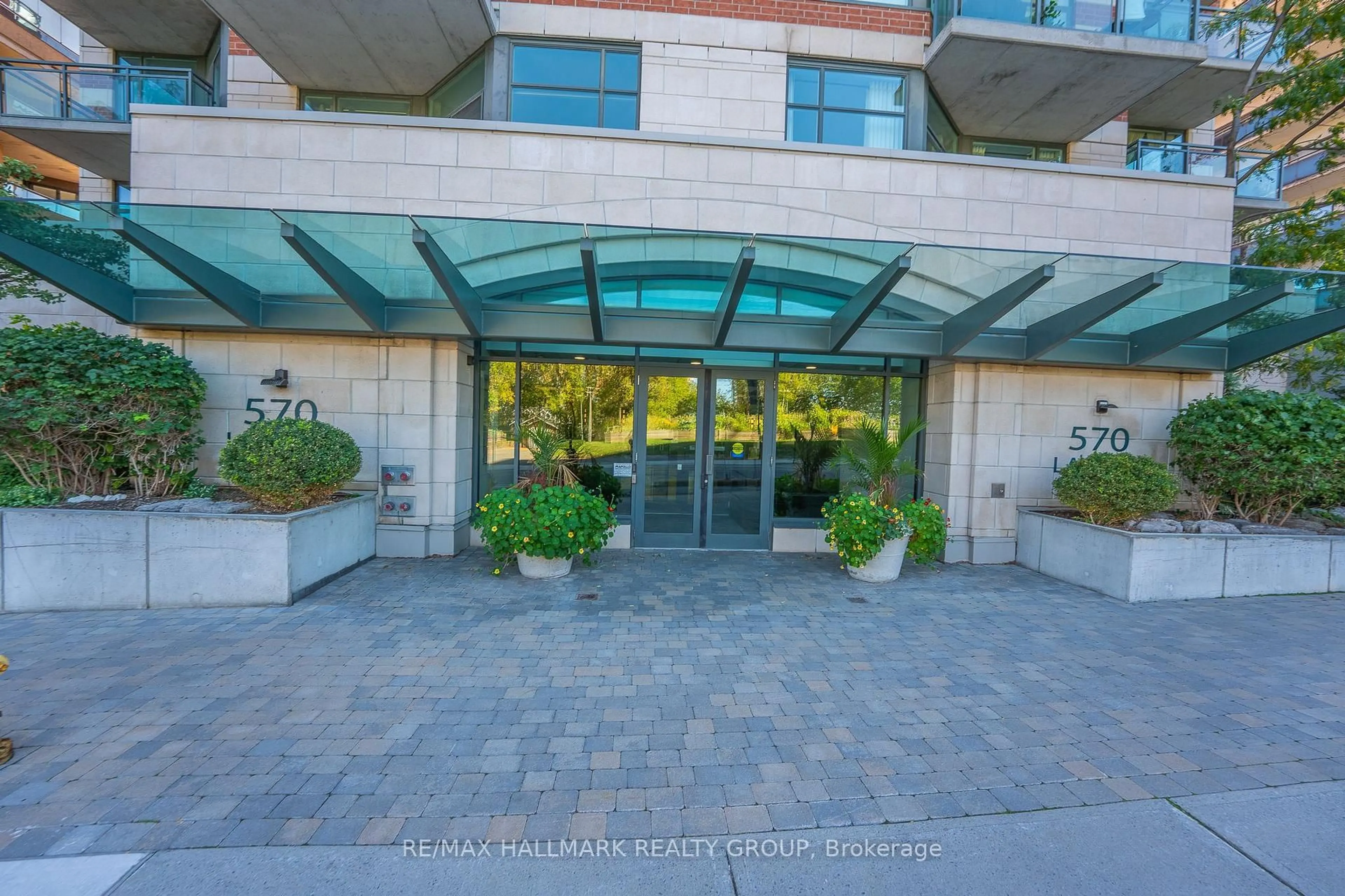 Indoor foyer for 570 Laurier Ave #2202, Ottawa Ontario K1R 1C8