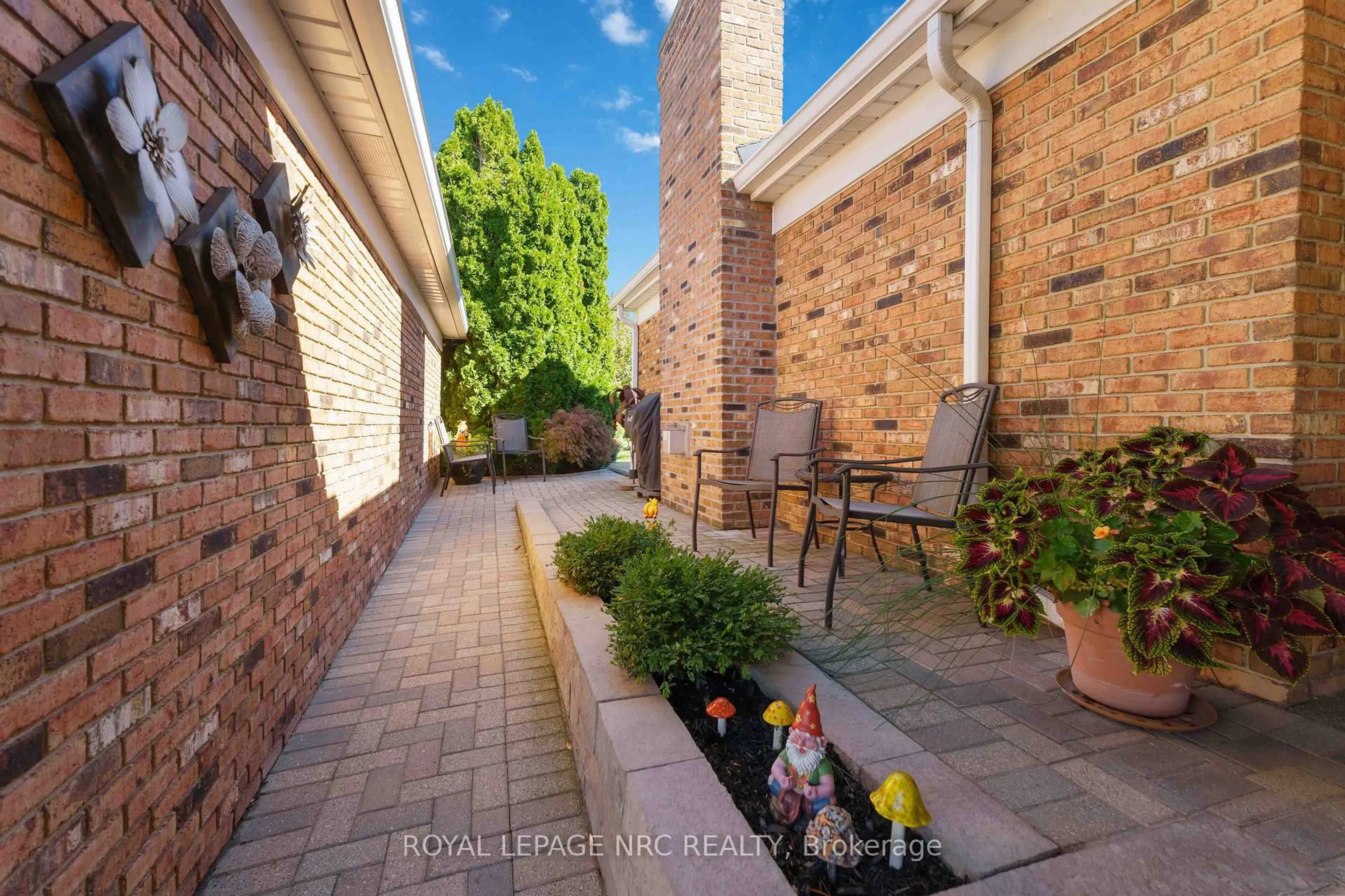 Patio, street for 4092 Plum Tree Crt, Lincoln Ontario L0R 2C0