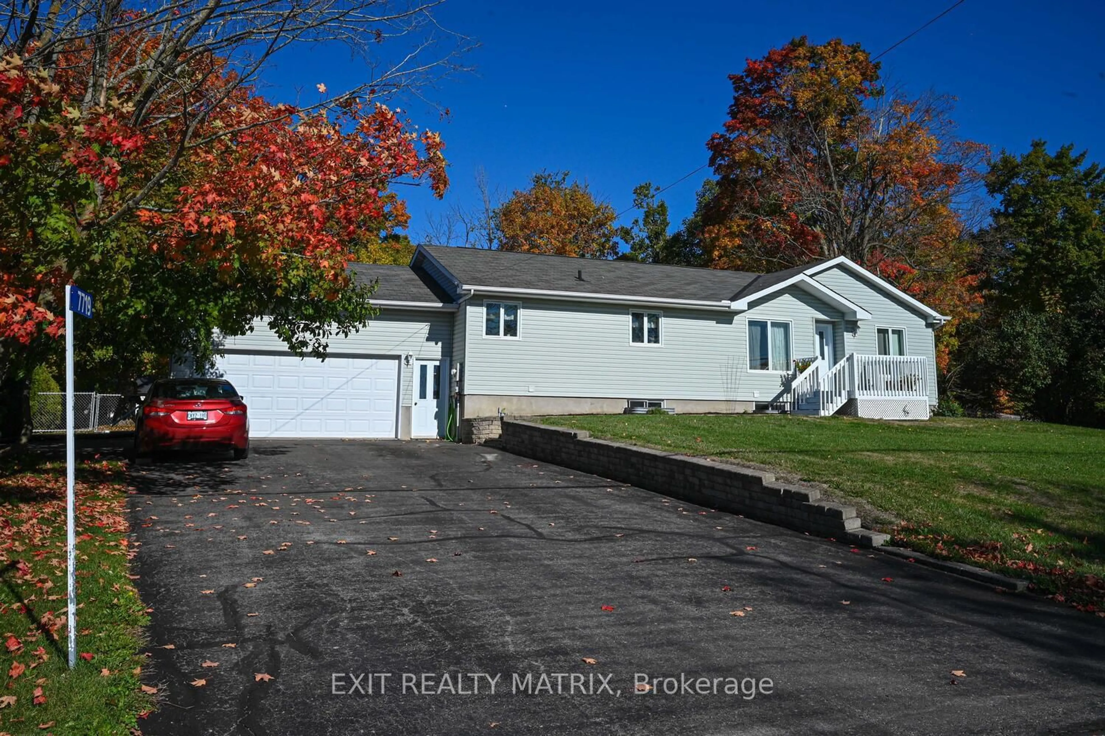 A pic from outside/outdoor area/front of a property/back of a property/a pic from drone, street for 7719 Lawrence St, Vernon Ontario K0A 3J0