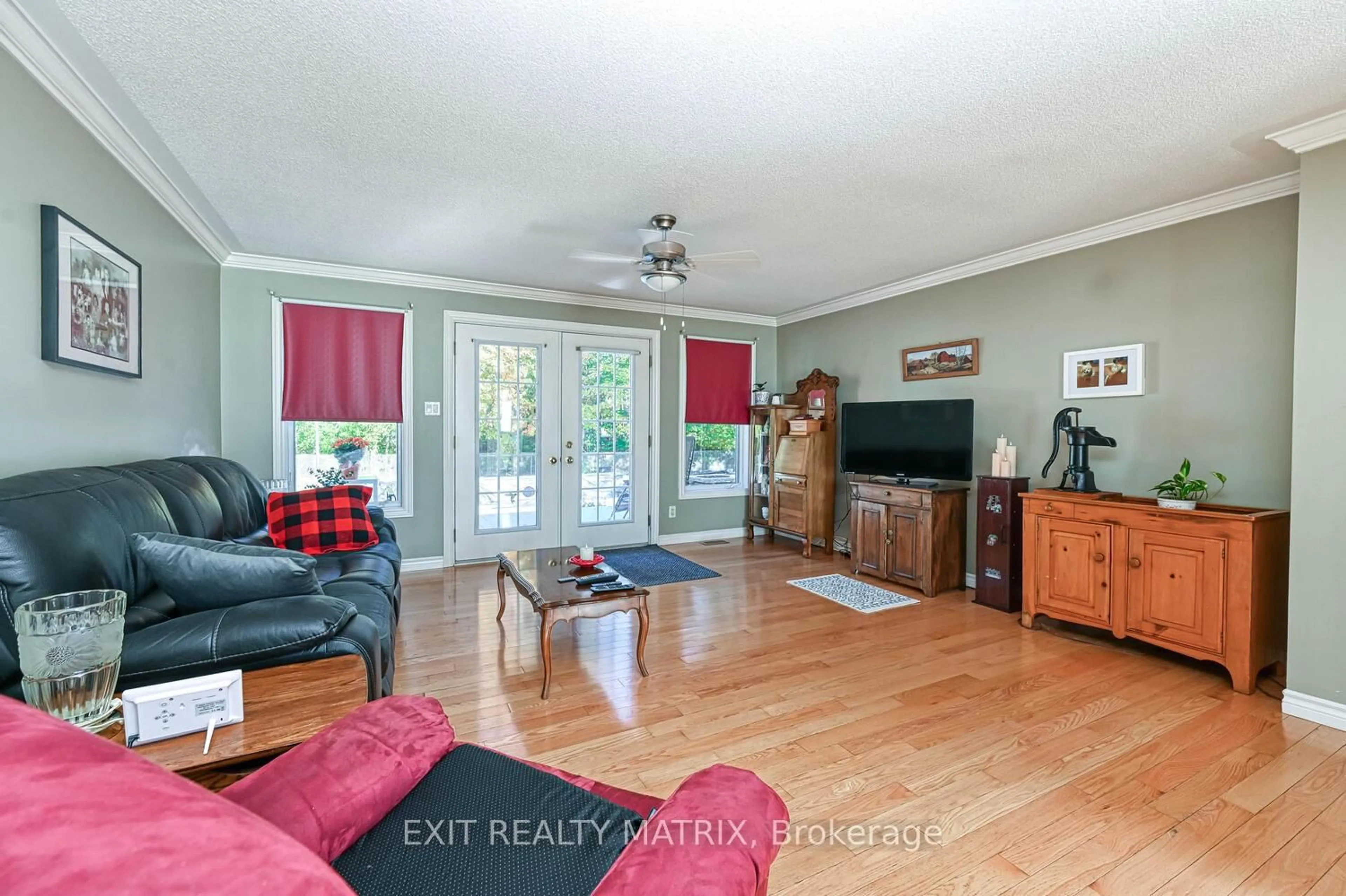 Living room with furniture, wood/laminate floor for 7719 Lawrence St, Vernon Ontario K0A 3J0
