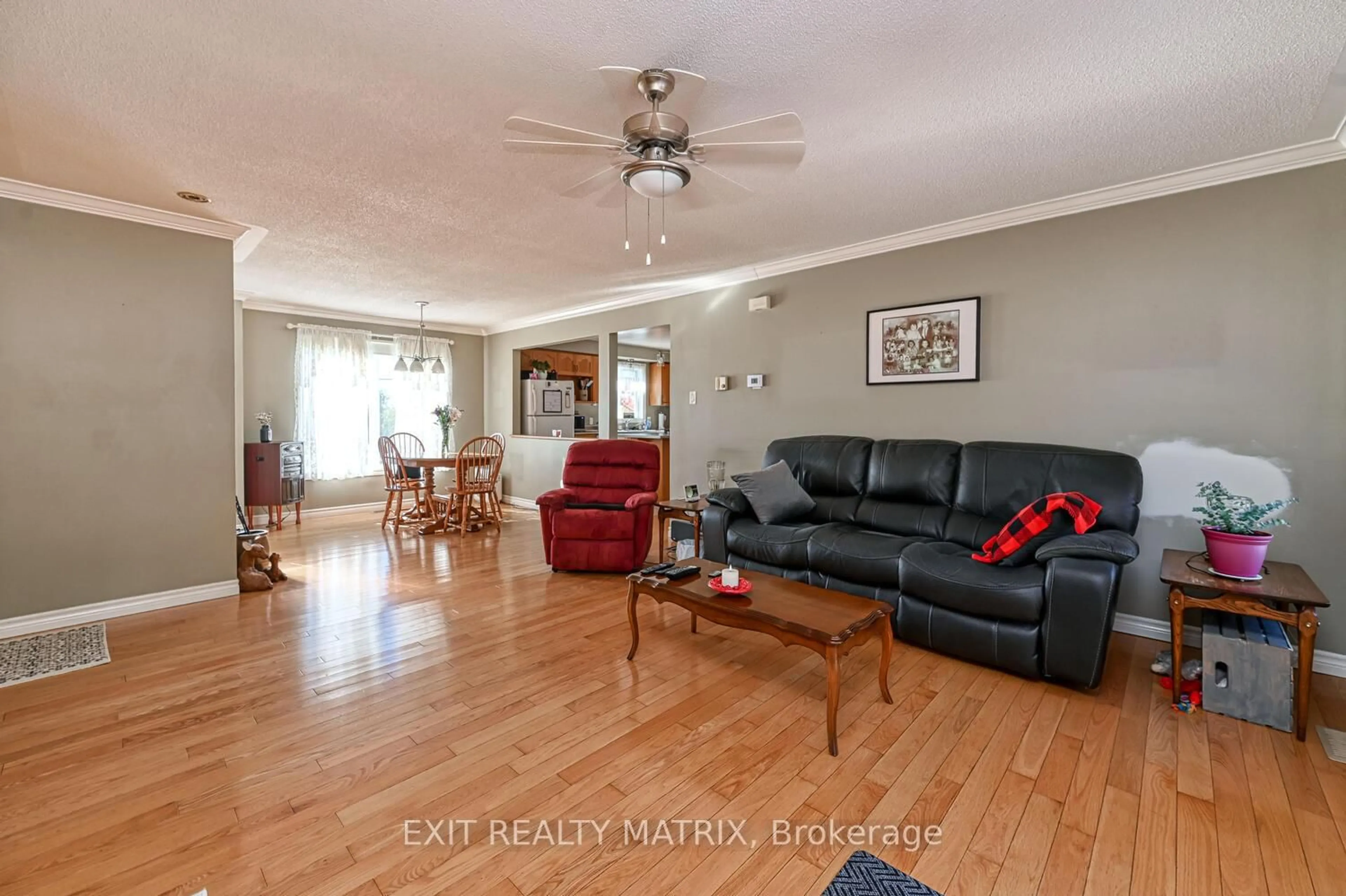 Living room with furniture, wood/laminate floor for 7719 Lawrence St, Vernon Ontario K0A 3J0