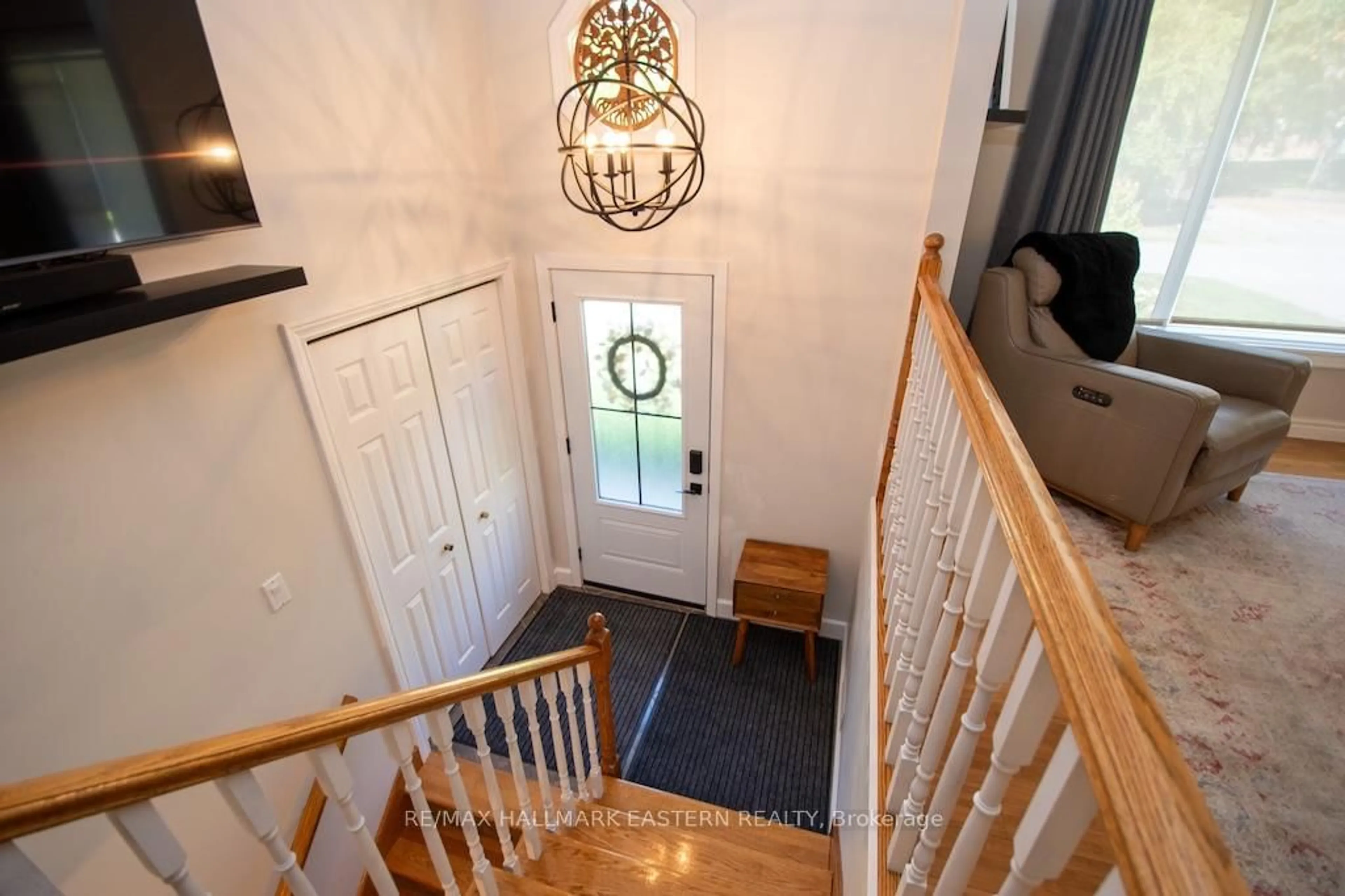 Indoor entryway for 731 Peterborough Ave, Selwyn Ontario K0L 1H0