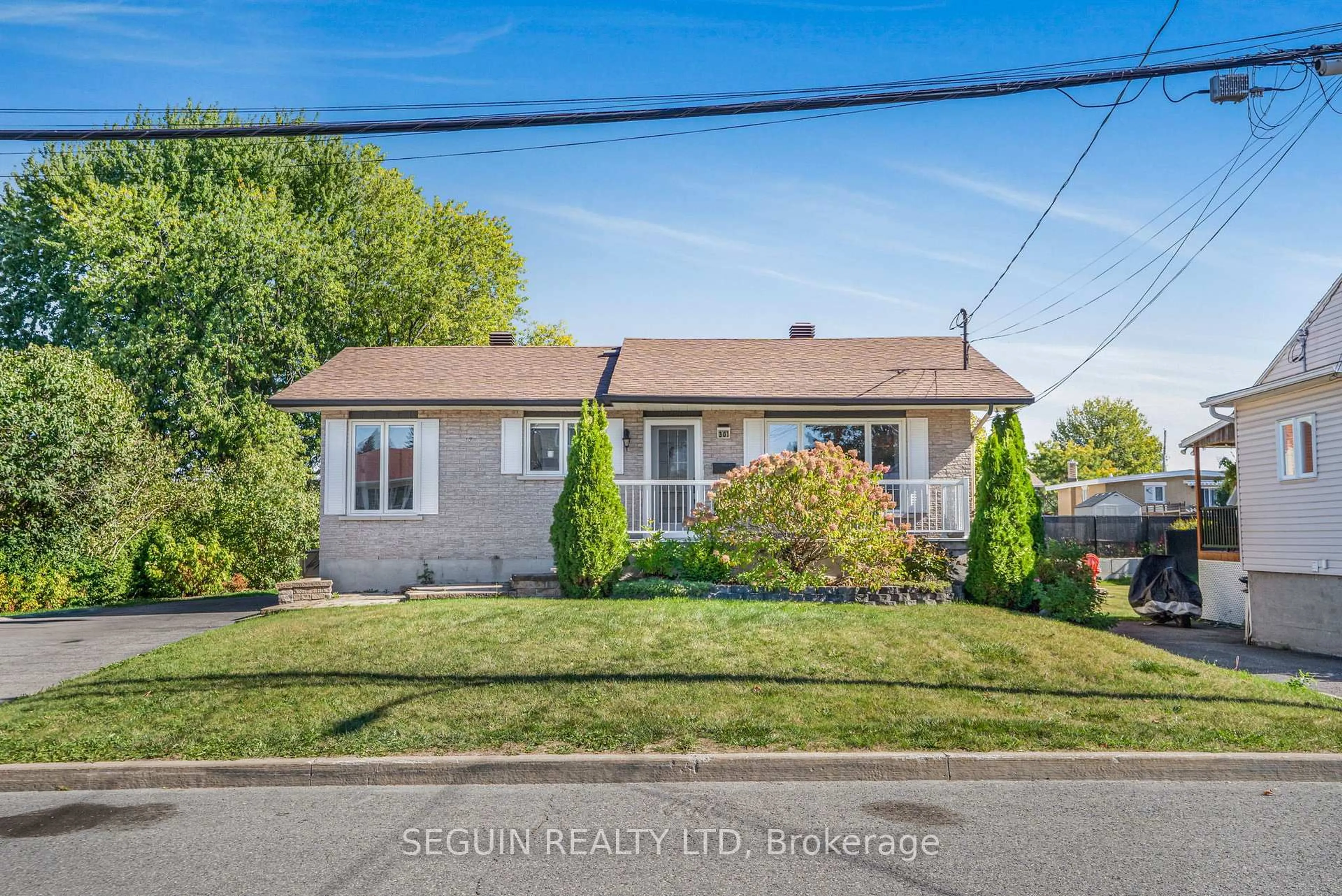 Home with vinyl exterior material, street for 301-303 Chamberlain St, Hawkesbury Ontario K6A 2G3