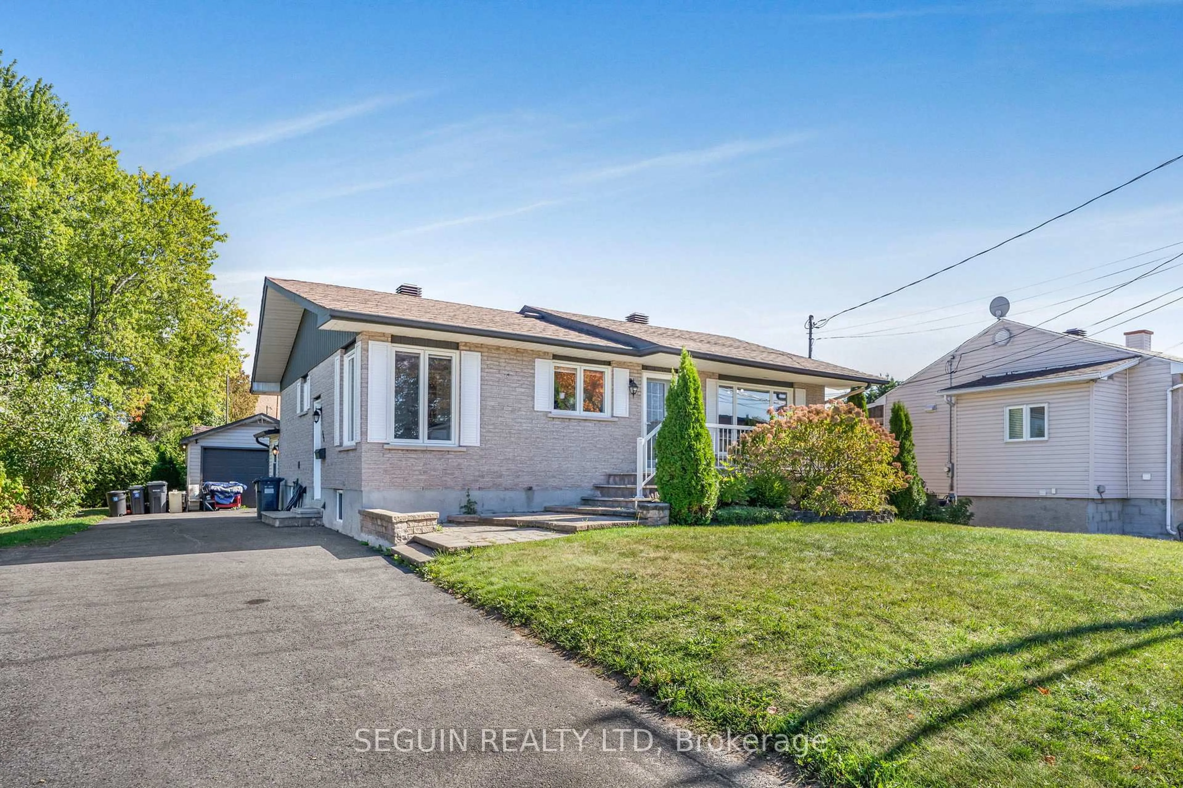 Home with vinyl exterior material, street for 301-303 Chamberlain St, Hawkesbury Ontario K6A 2G3