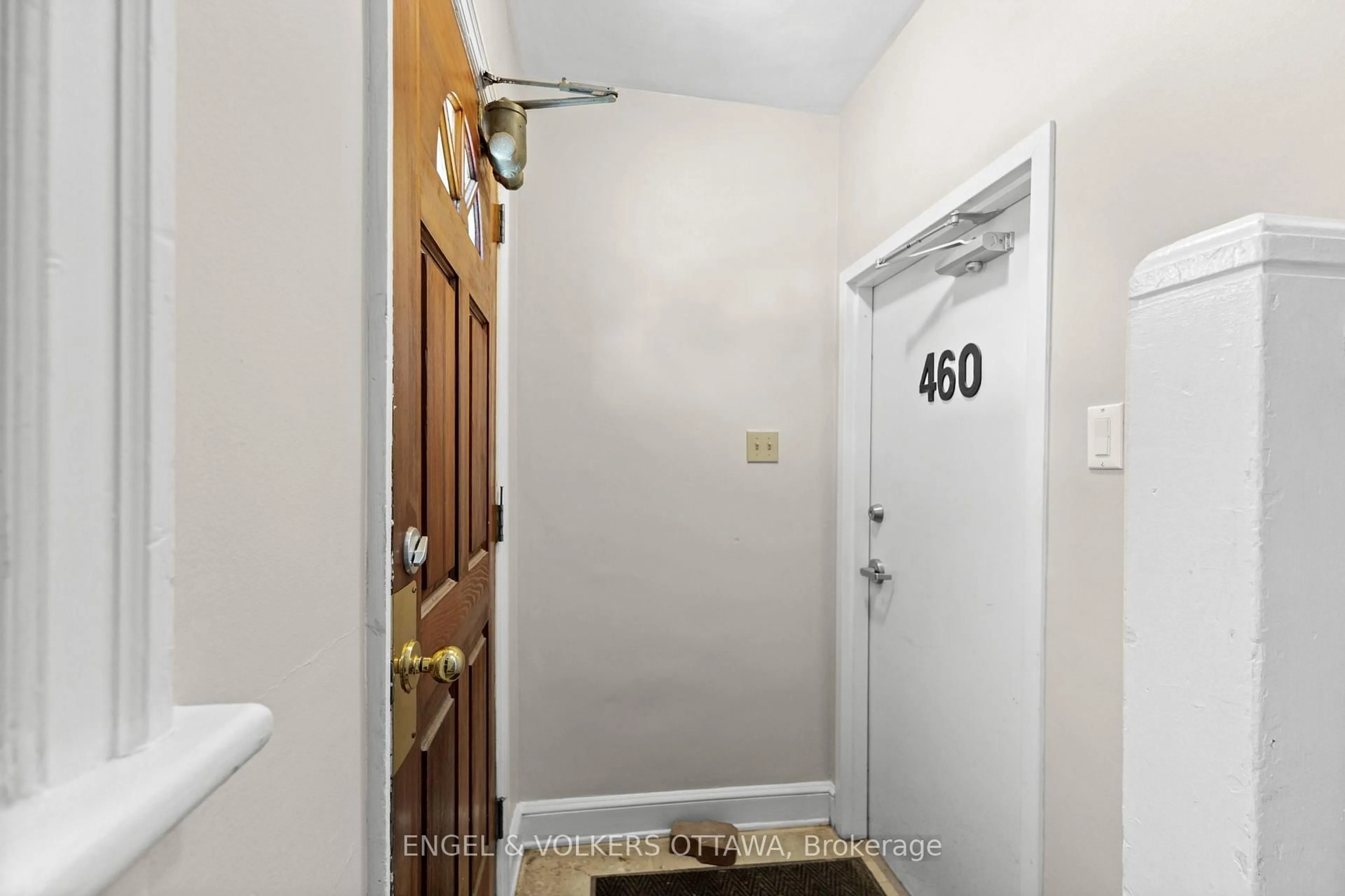 Indoor entryway for 460 Holland Ave, Ottawa Ontario K1Y 0Z5
