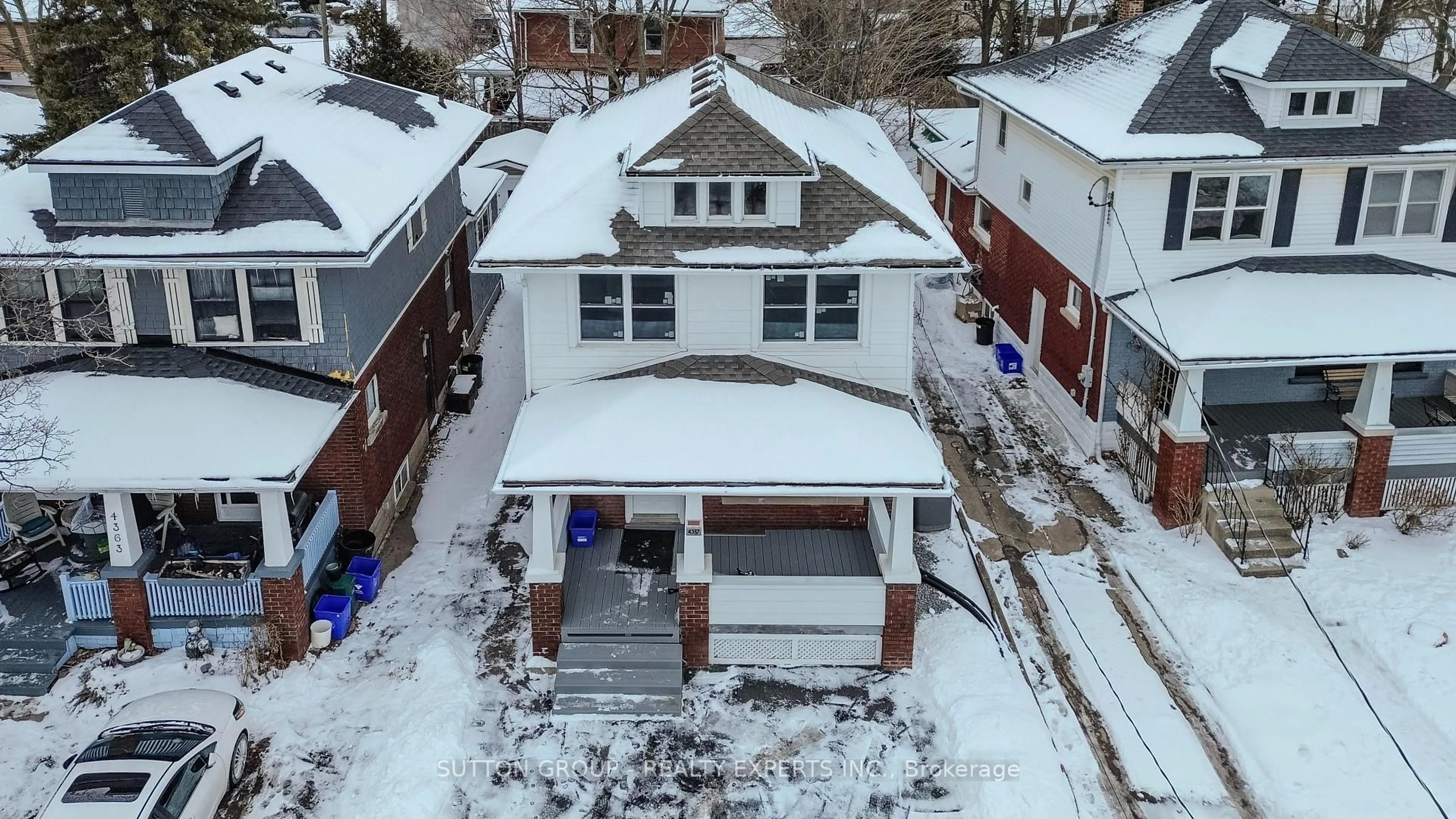 A pic from outside/outdoor area/front of a property/back of a property/a pic from drone, street for 4357 Seneca St, Niagara Falls Ontario L2E 1G5