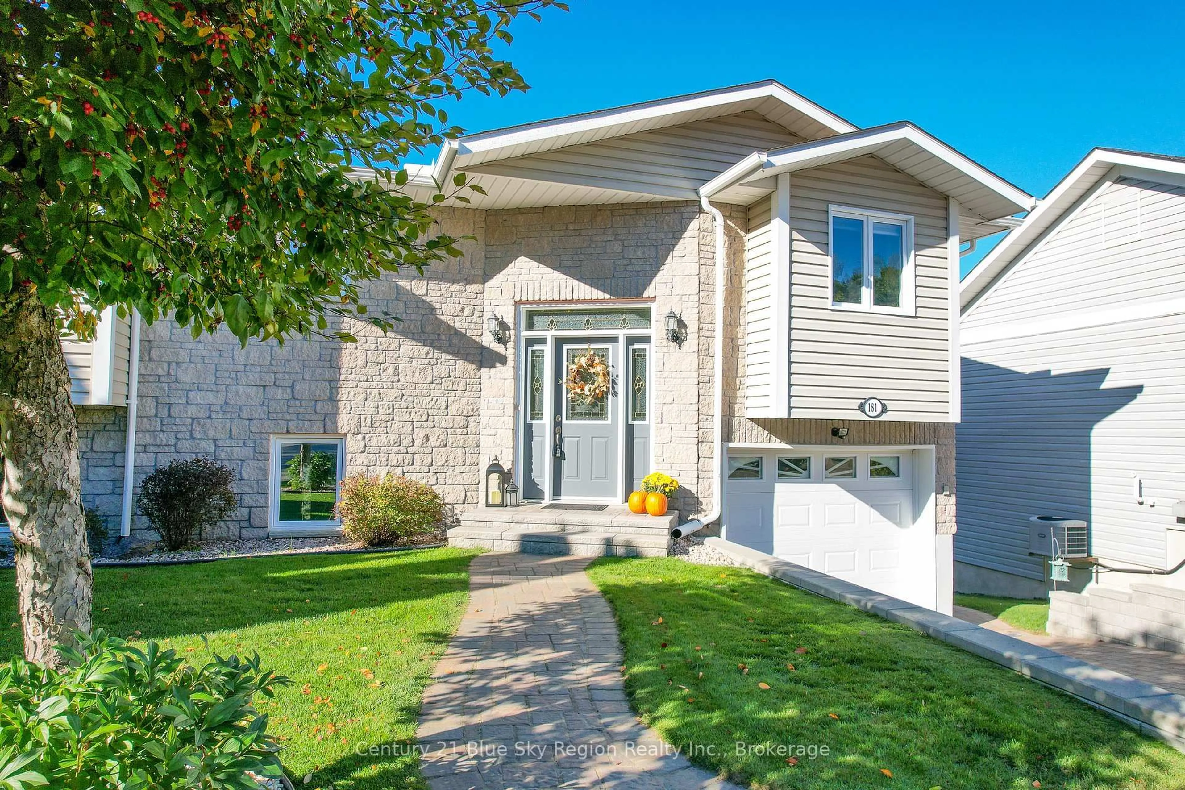 Home with vinyl exterior material, street for 181 Pleasantview Pl, Callander Ontario P0H 1H0