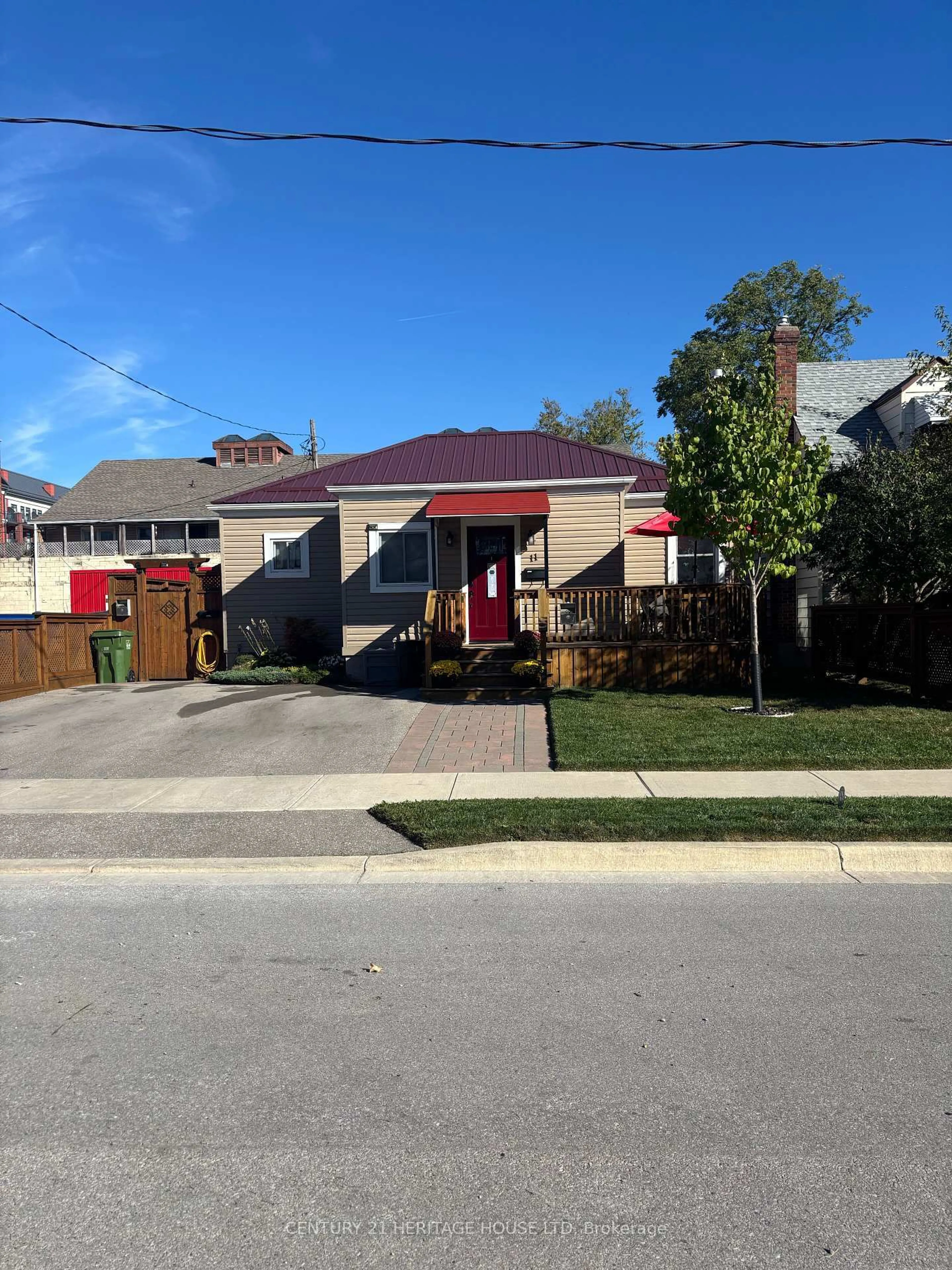 A pic from outside/outdoor area/front of a property/back of a property/a pic from drone, street for 11 Barnes St, St. Thomas Ontario N5R 2V3