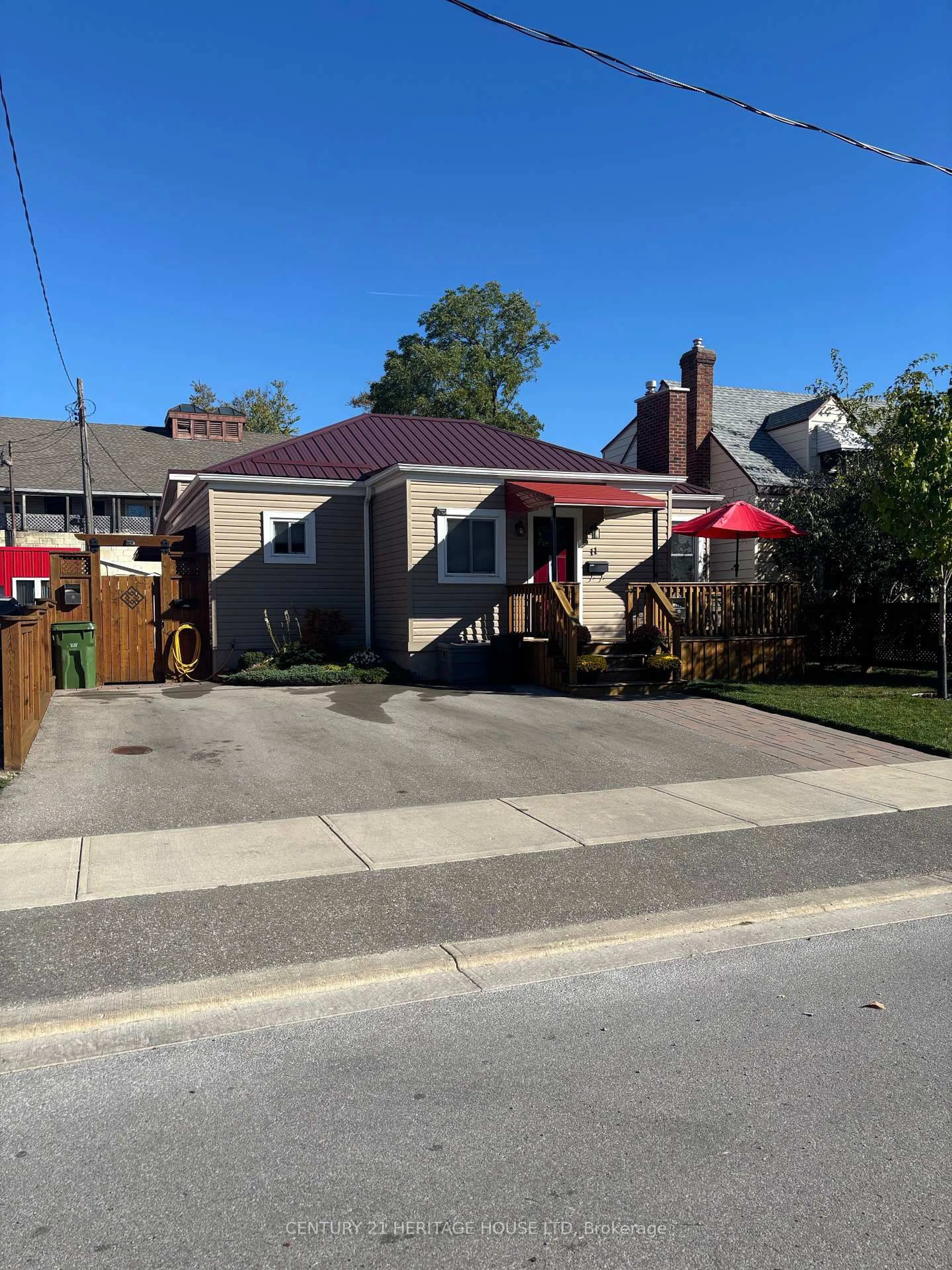 A pic from outside/outdoor area/front of a property/back of a property/a pic from drone, street for 11 Barnes St, St. Thomas Ontario N5R 2V3
