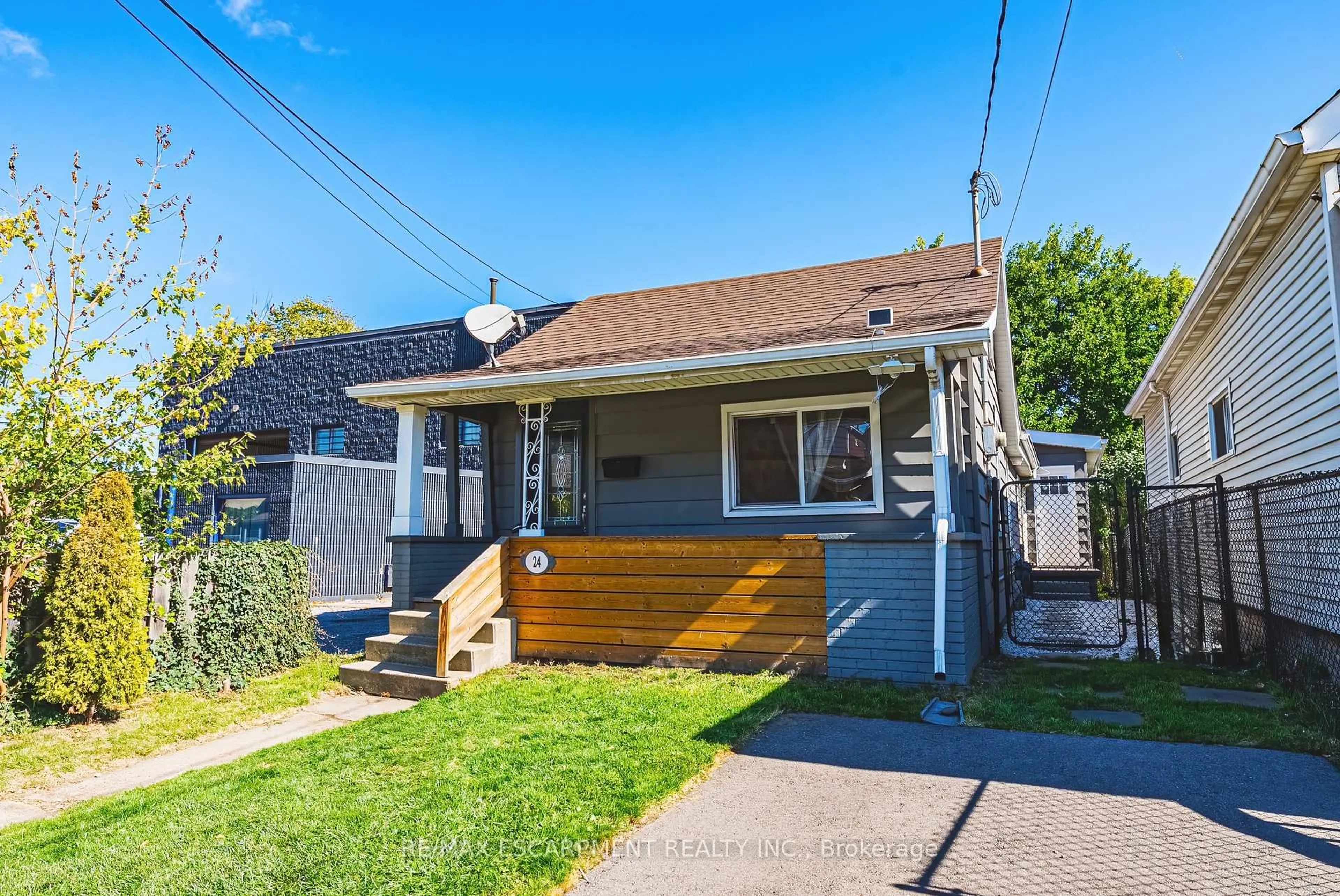 A pic from outside/outdoor area/front of a property/back of a property/a pic from drone, street for 24 Rowanwood St, Hamilton Ontario L8L 7H3