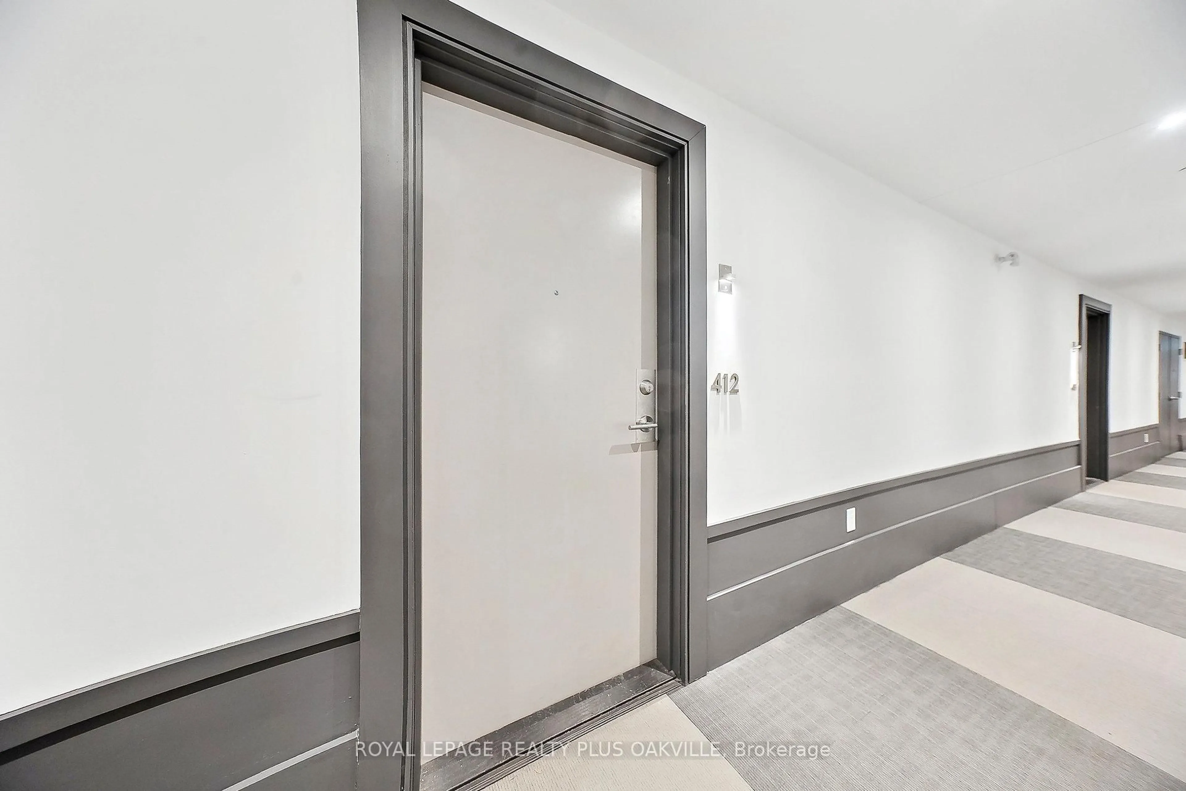 Indoor foyer for 10 Concord Pl #412, Grimsby Ontario L3M 0G6