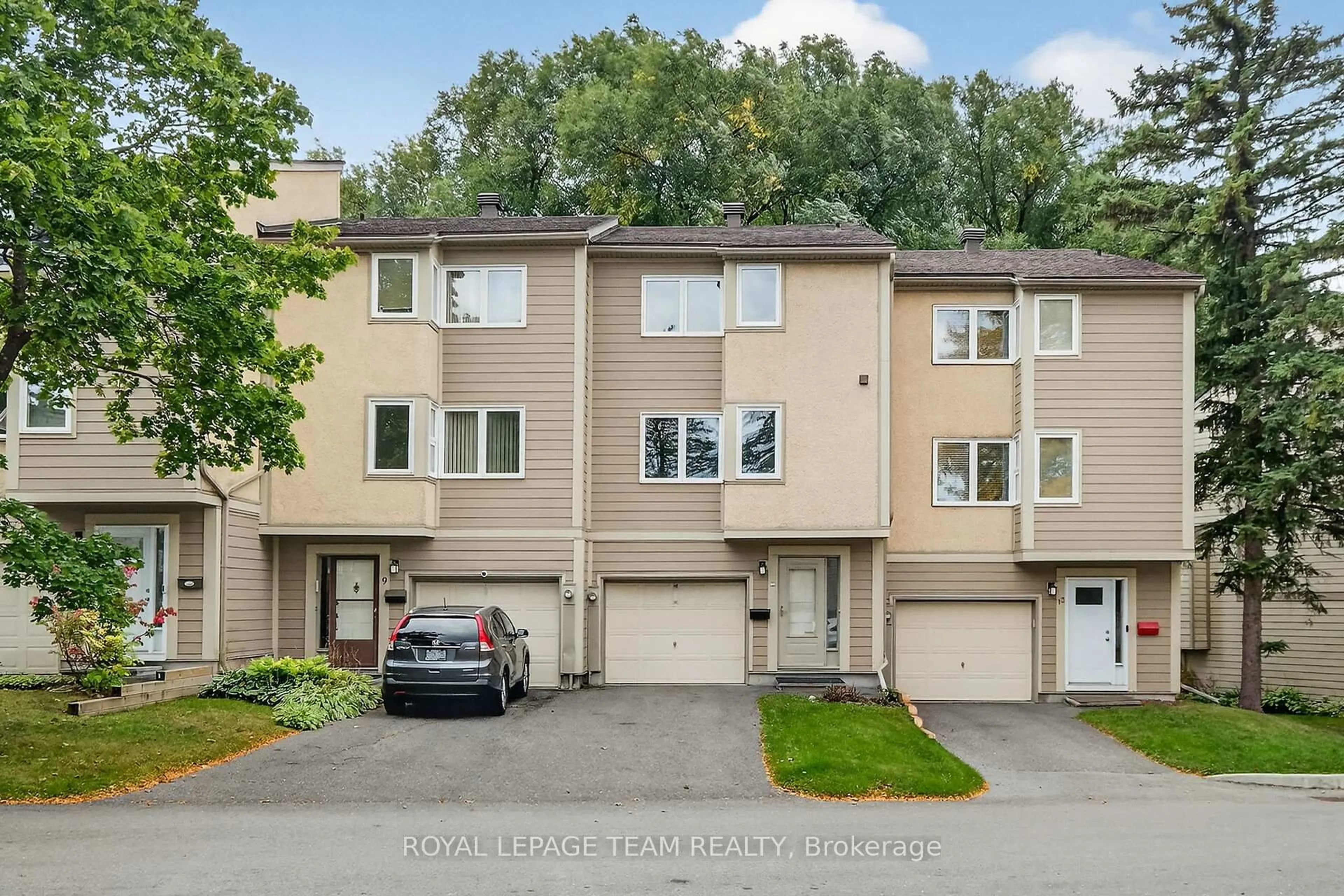 A pic from outside/outdoor area/front of a property/back of a property/a pic from drone, street for 11 Peary Way, Ottawa Ontario K2L 1Z9