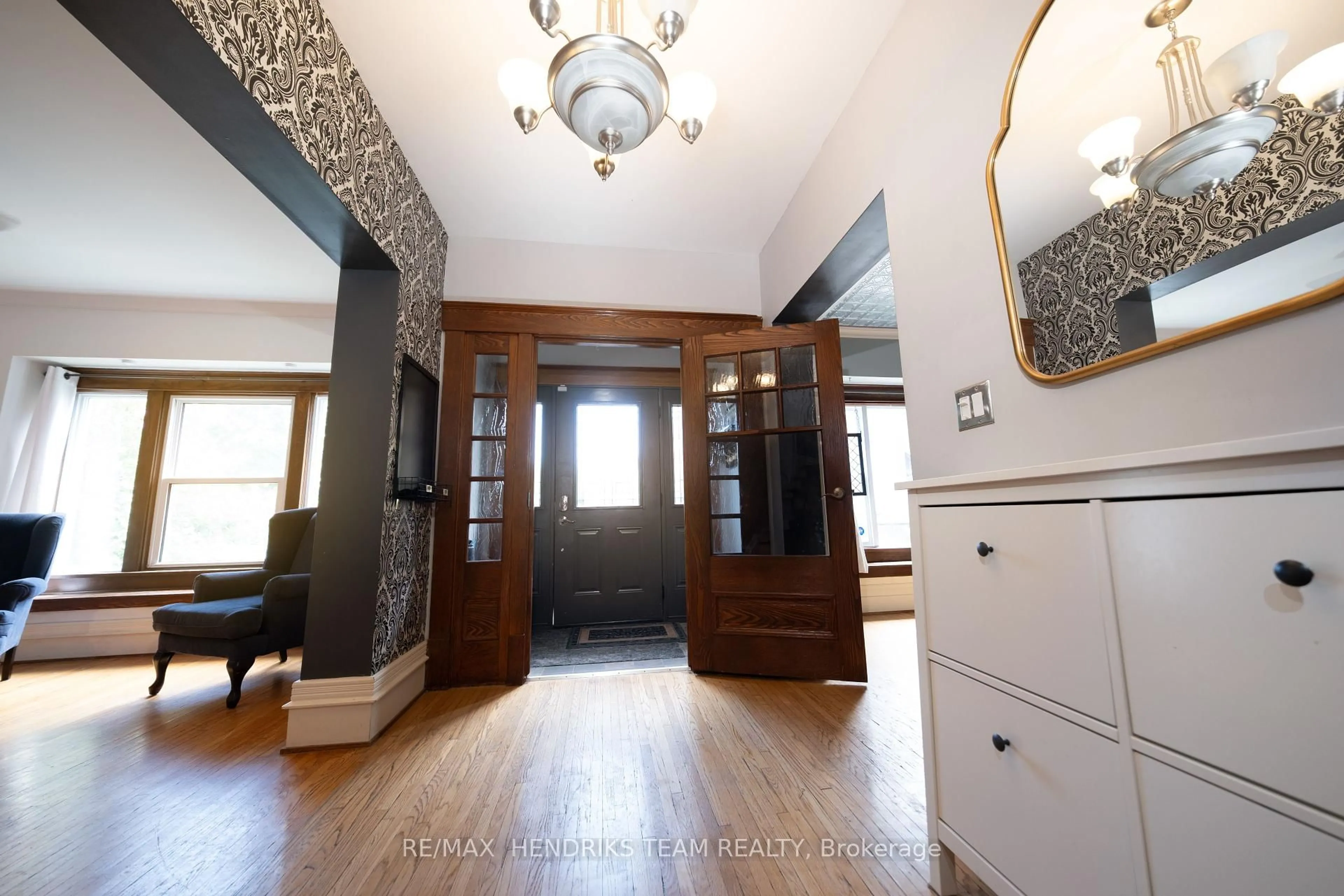 Indoor foyer for 153 Geneva St, St. Catharines Ontario L2R 4N7