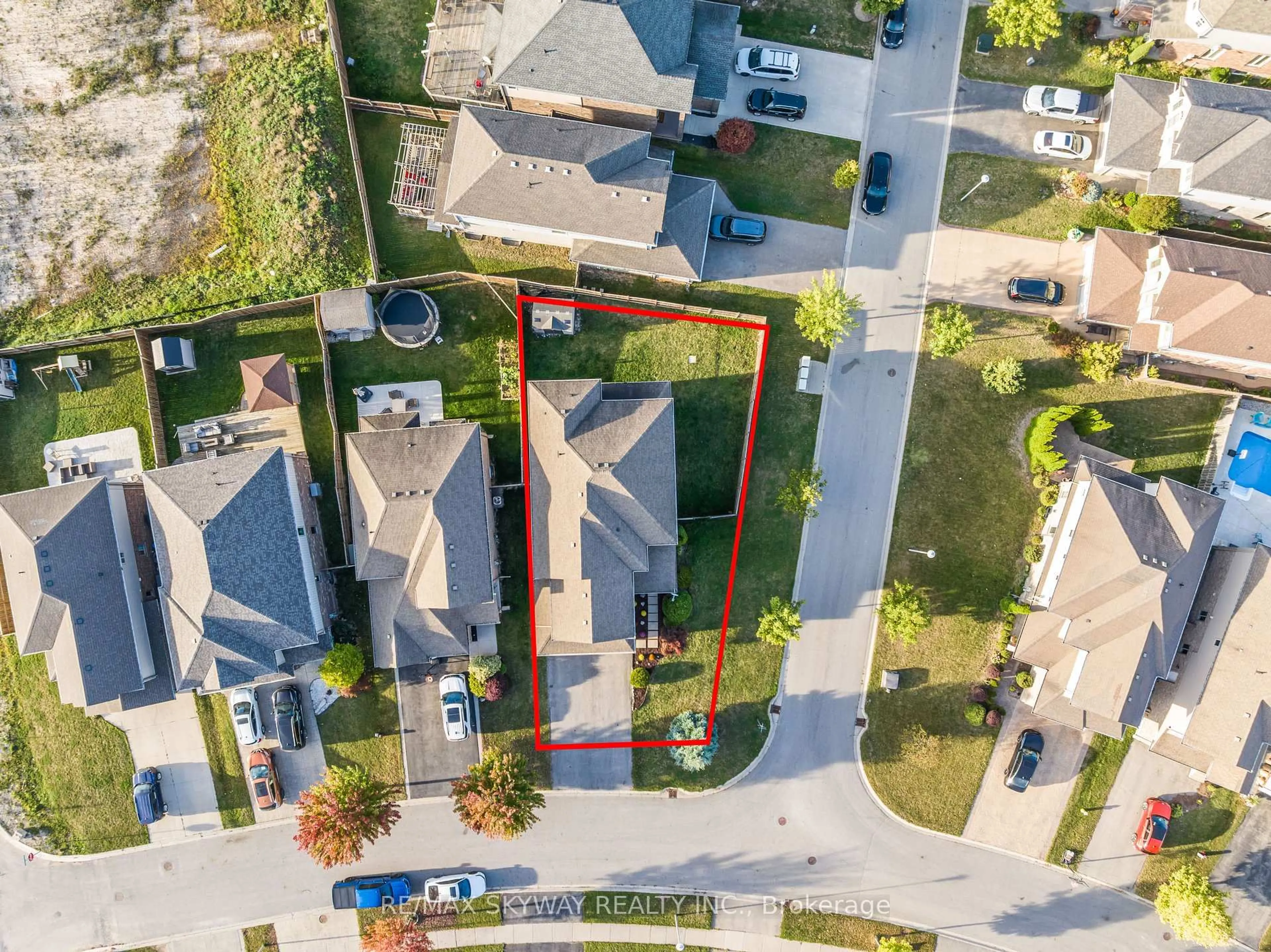 A pic from outside/outdoor area/front of a property/back of a property/a pic from drone, street for 1170 Cardinal Rd, London South Ontario N6M 0C2