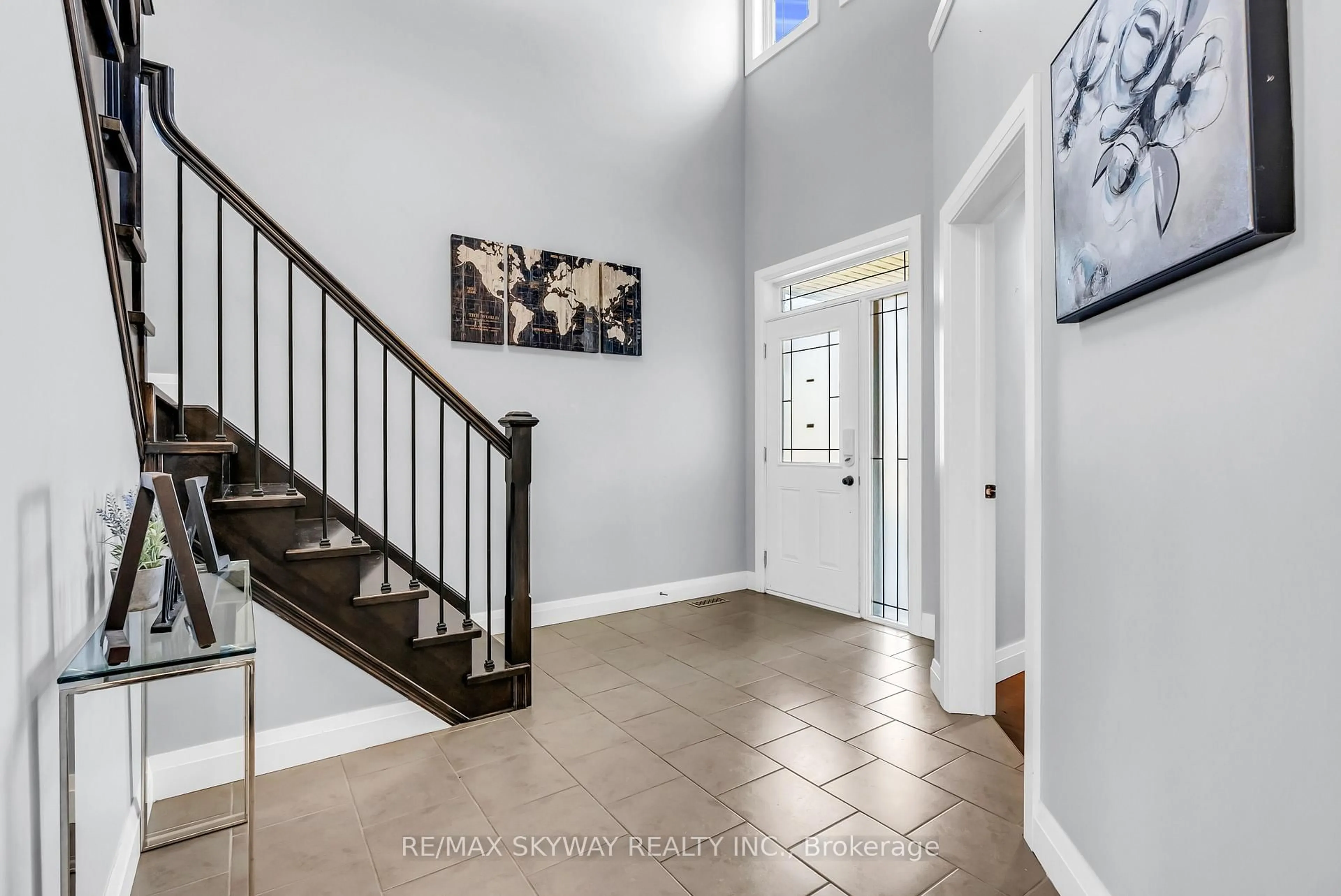 Indoor entryway for 1170 Cardinal Rd, London South Ontario N6M 0C2