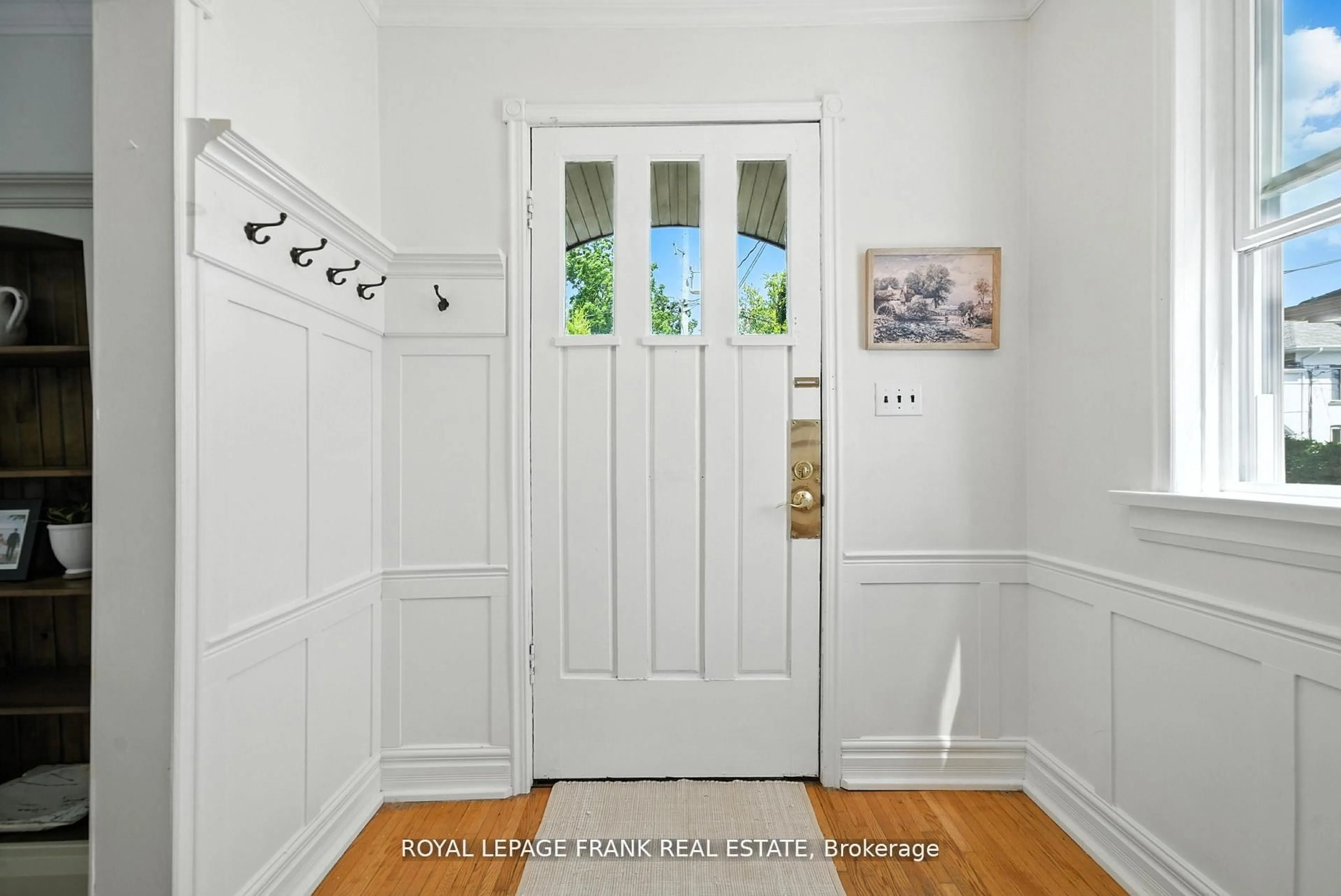 Indoor entryway for 41 Sussex St, Kawartha Lakes Ontario K9V 4H6
