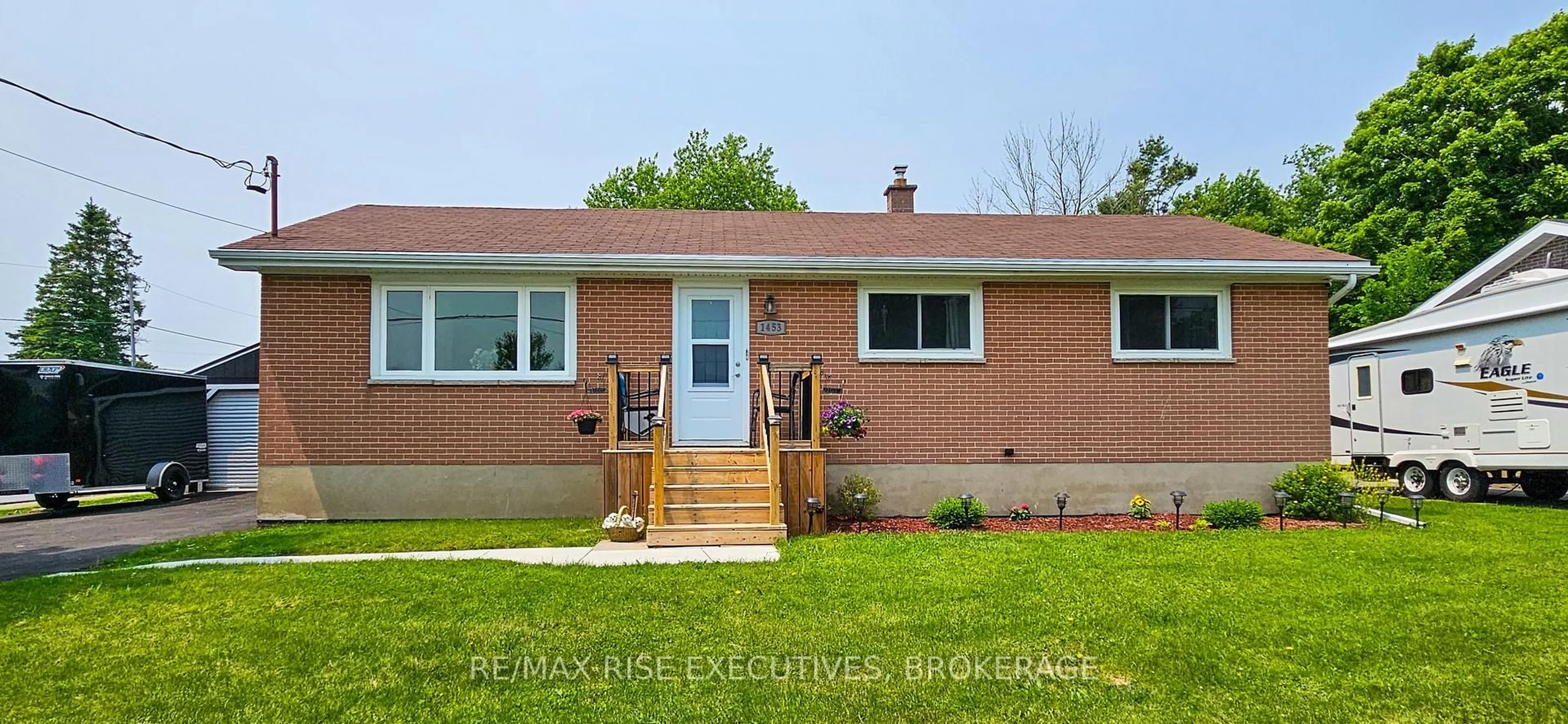 Home with vinyl exterior material, street for 1453 Woodfield Cres, Kingston Ontario K7P 2V4