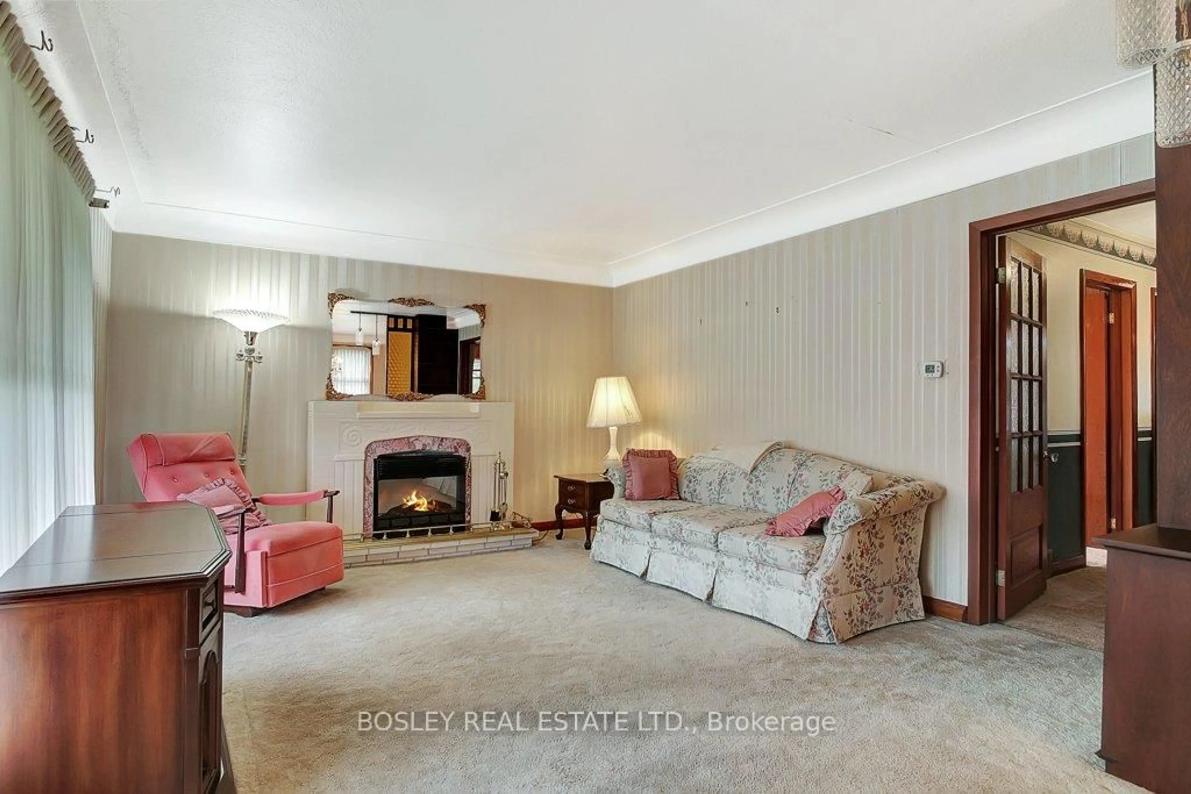 Living room with furniture, carpet floor for 74 Ballantyne Ave, Cambridge Ontario N1R 2S1