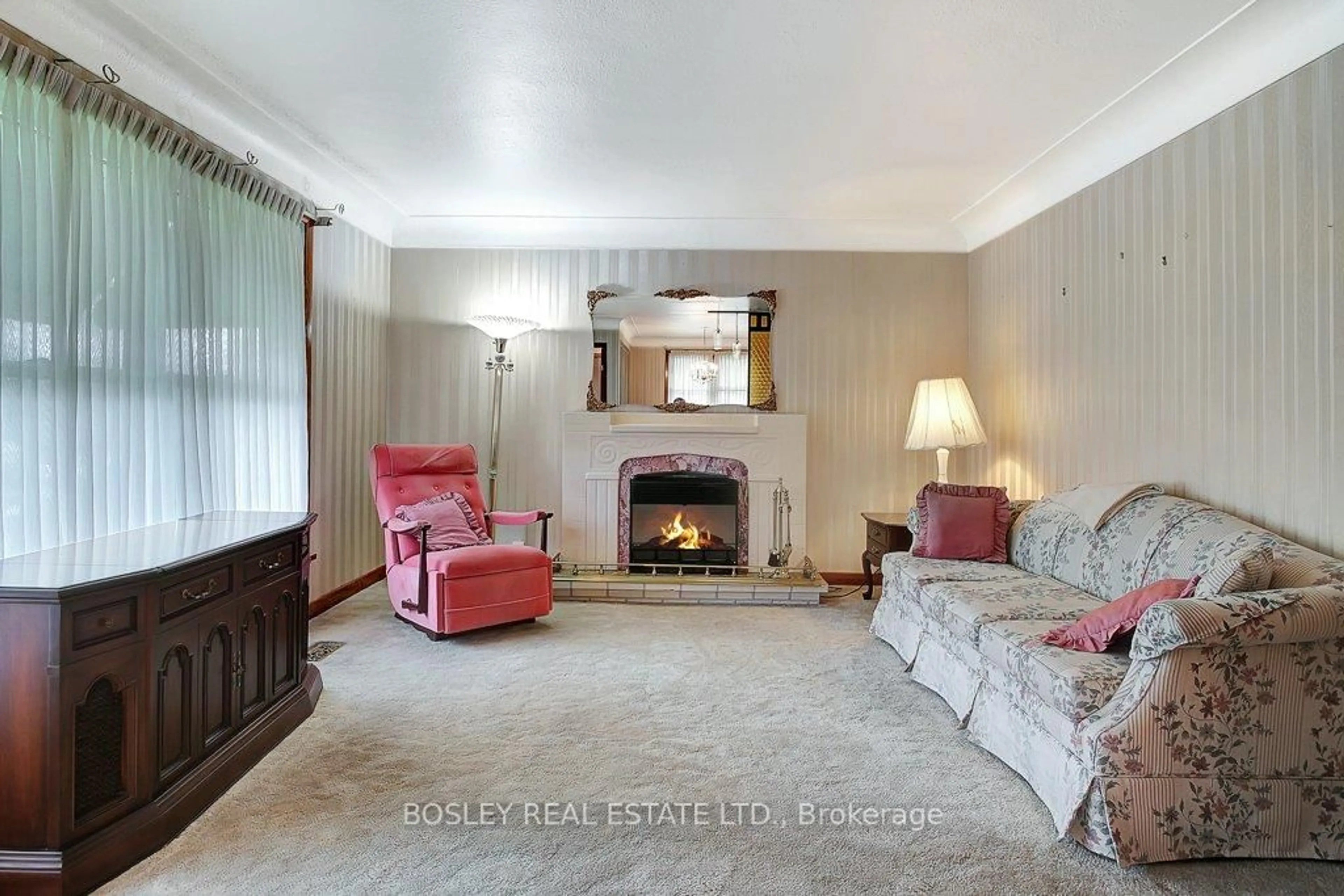Living room with furniture, carpet floor for 74 Ballantyne Ave, Cambridge Ontario N1R 2S1