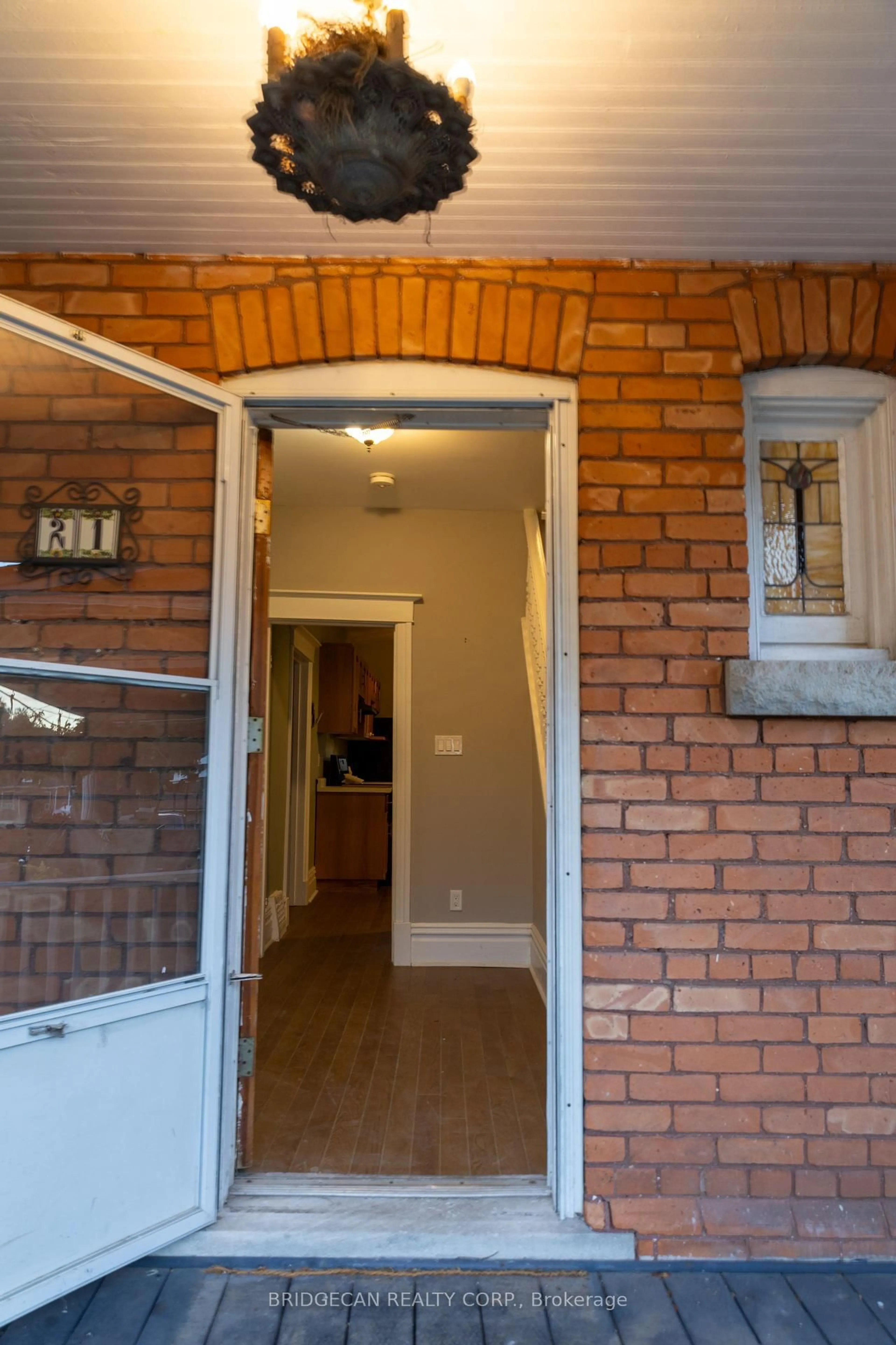 Indoor foyer for 21 Sunset Ave, Hamilton Ontario L8R 1V7