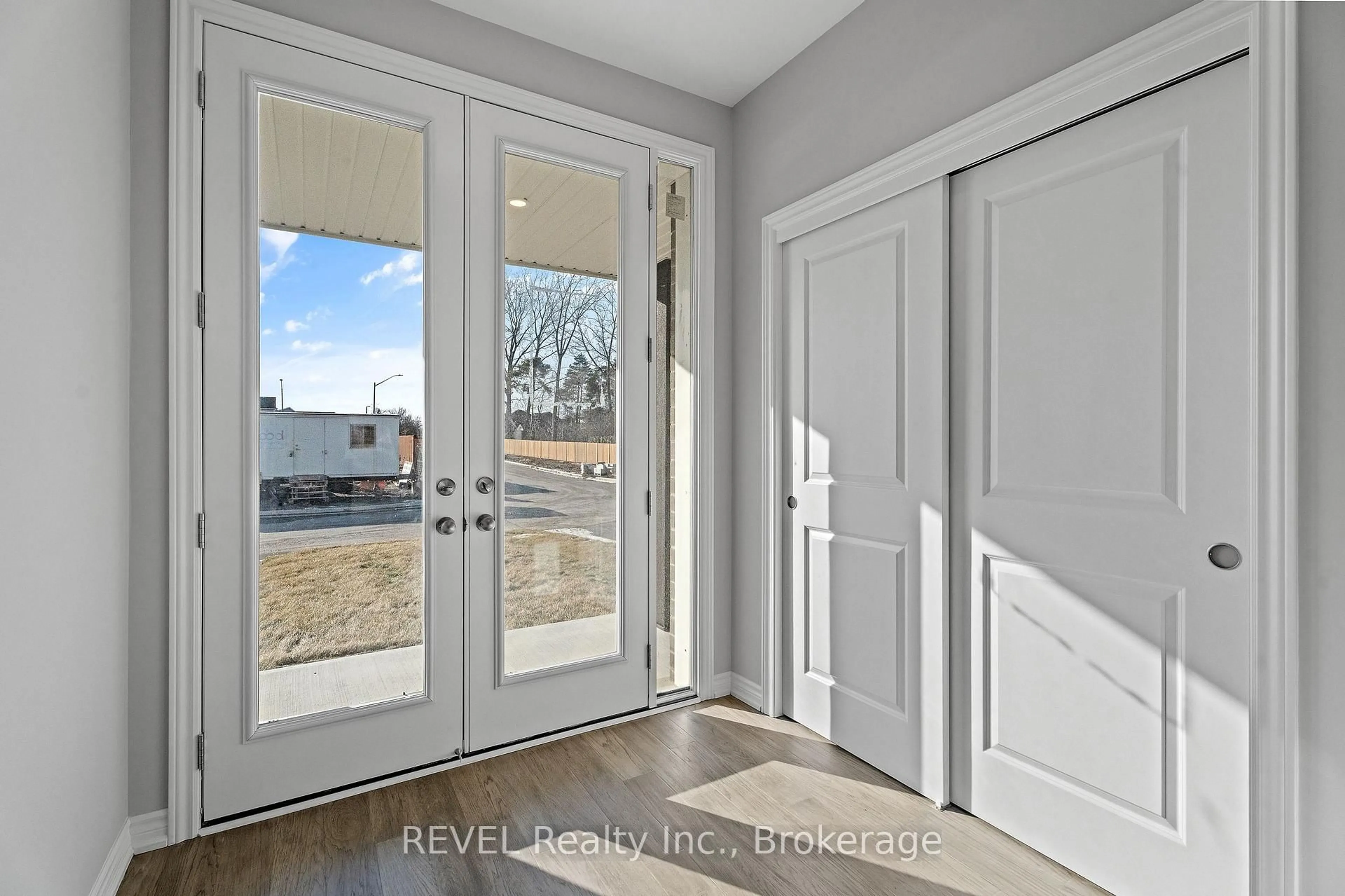 Indoor entryway for 210 Wellandvale Dr, Welland Ontario L3C 7C7