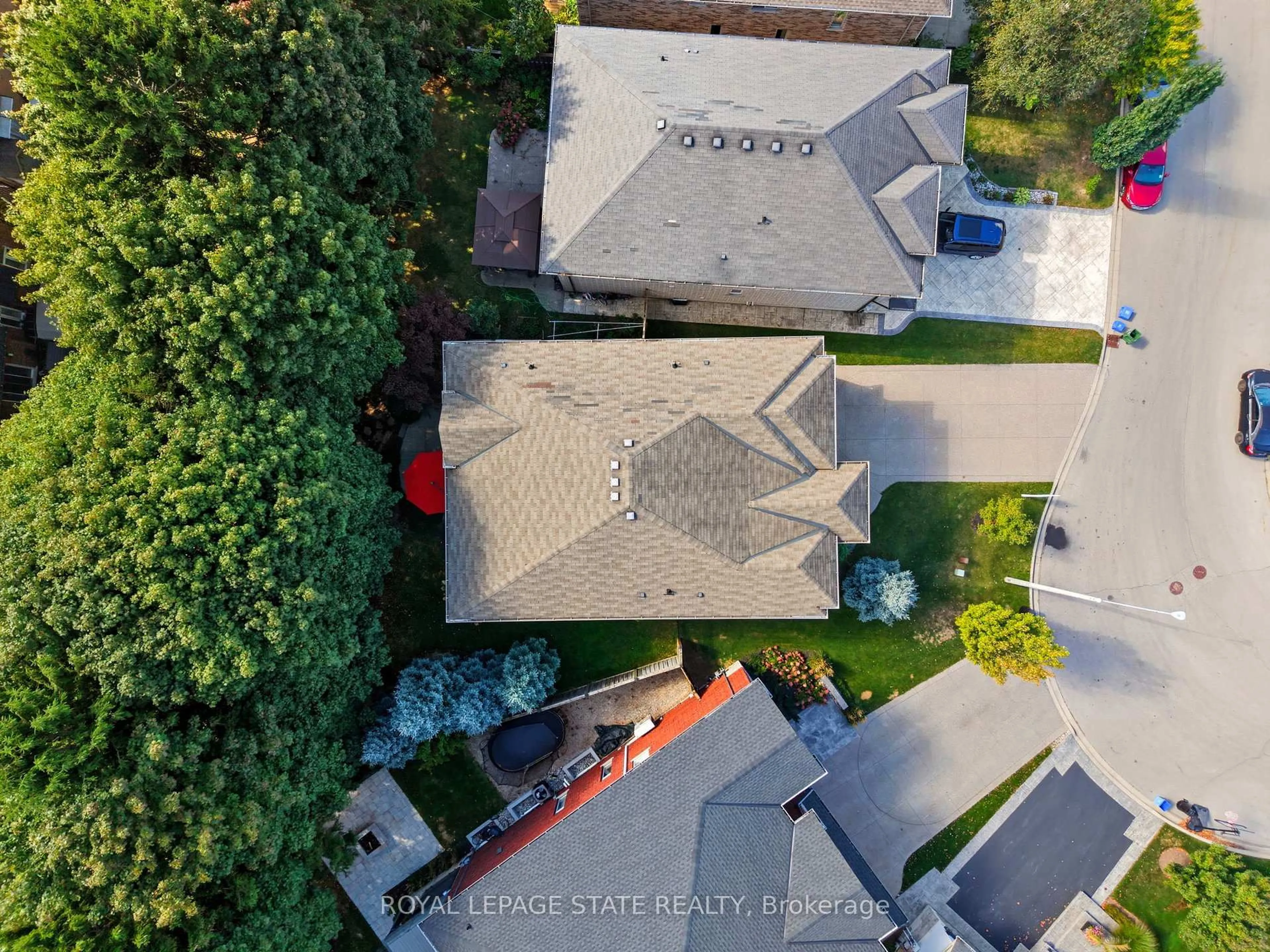 A pic from outside/outdoor area/front of a property/back of a property/a pic from drone, street for 20 Lorupe Crt, Hamilton Ontario L9G 0C8