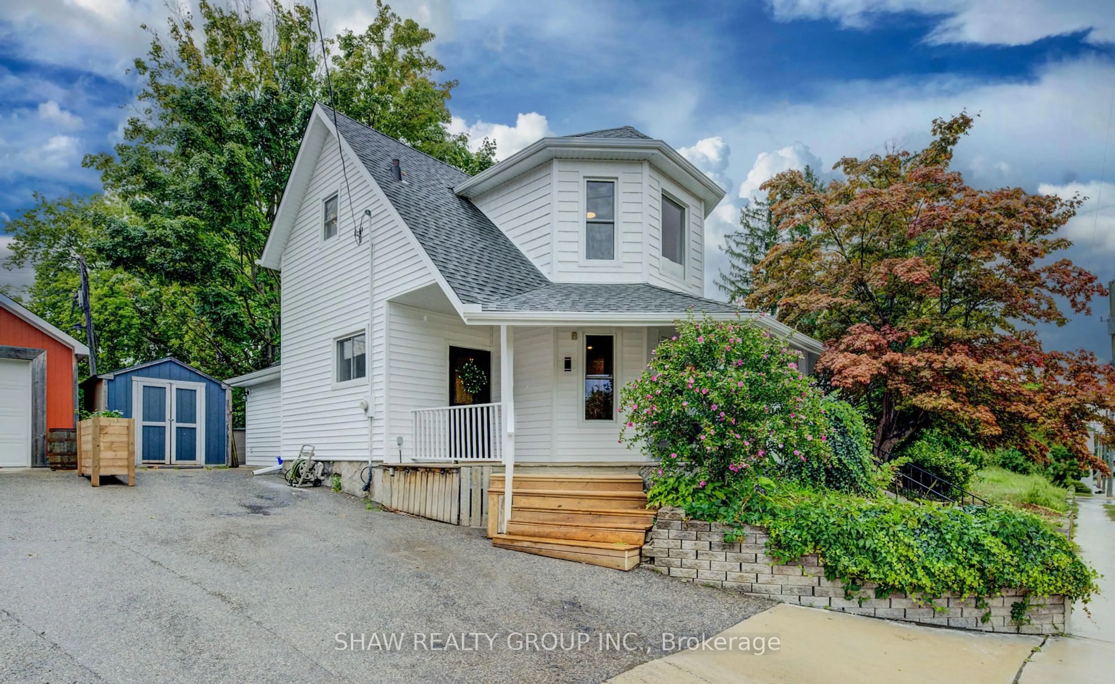 A pic from outside/outdoor area/front of a property/back of a property/a pic from drone, street for 132 Church St, Cambridge Ontario N3H 1V7