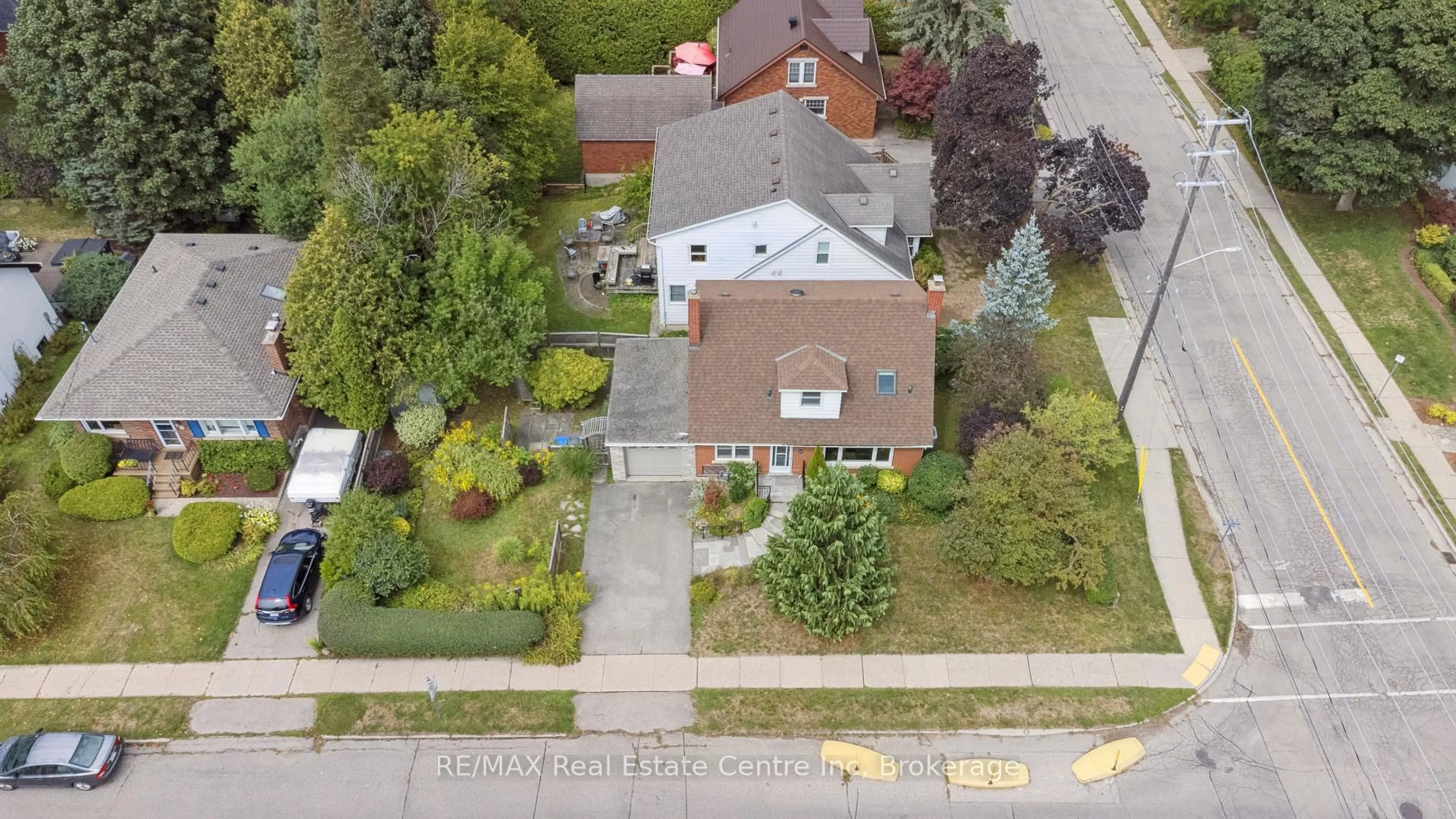 A pic from outside/outdoor area/front of a property/back of a property/a pic from drone, street for 69 Forest St, Guelph Ontario N1G 1J3