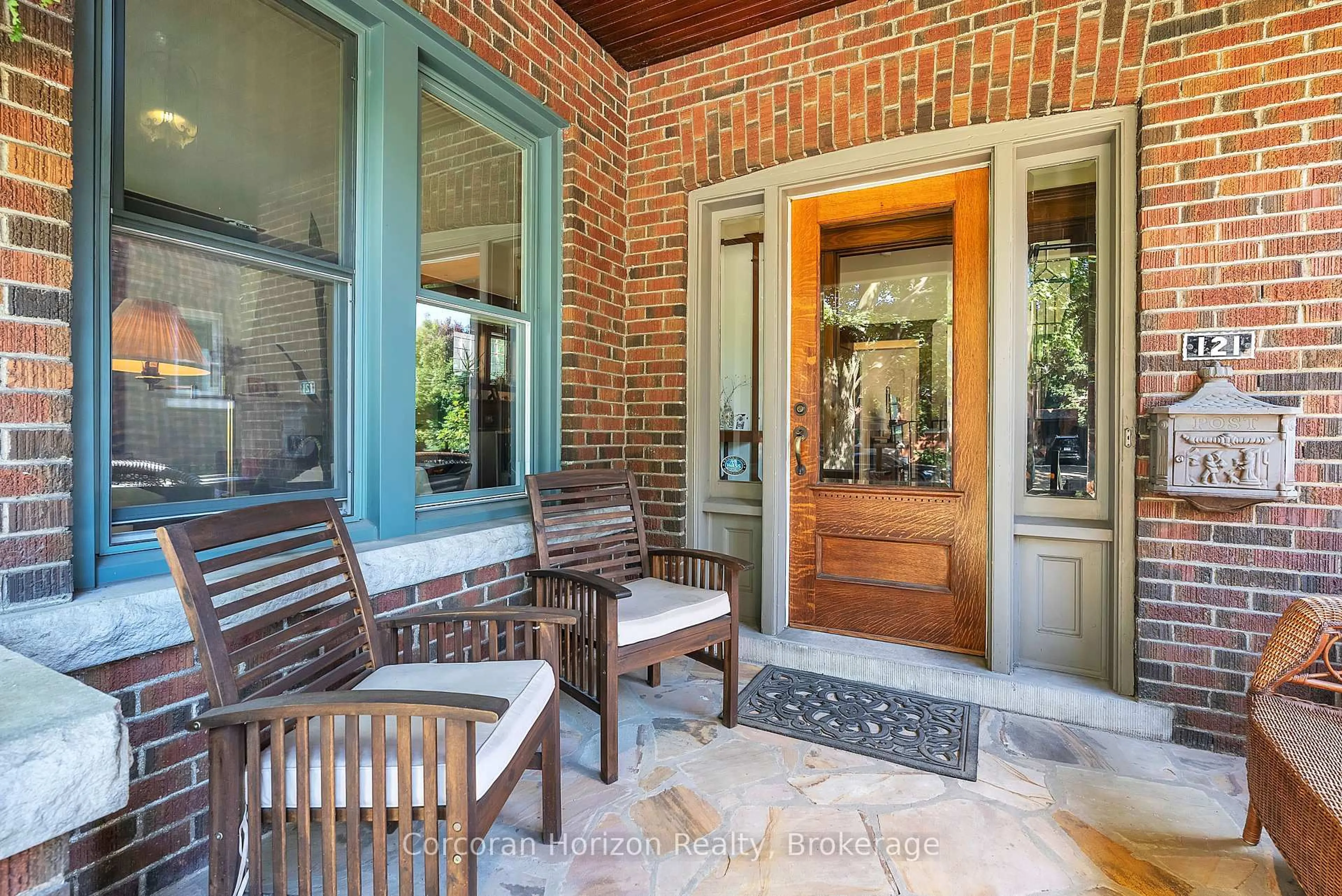 Indoor entryway for 121 St Clair Ave, Hamilton Ontario L8M 2N8