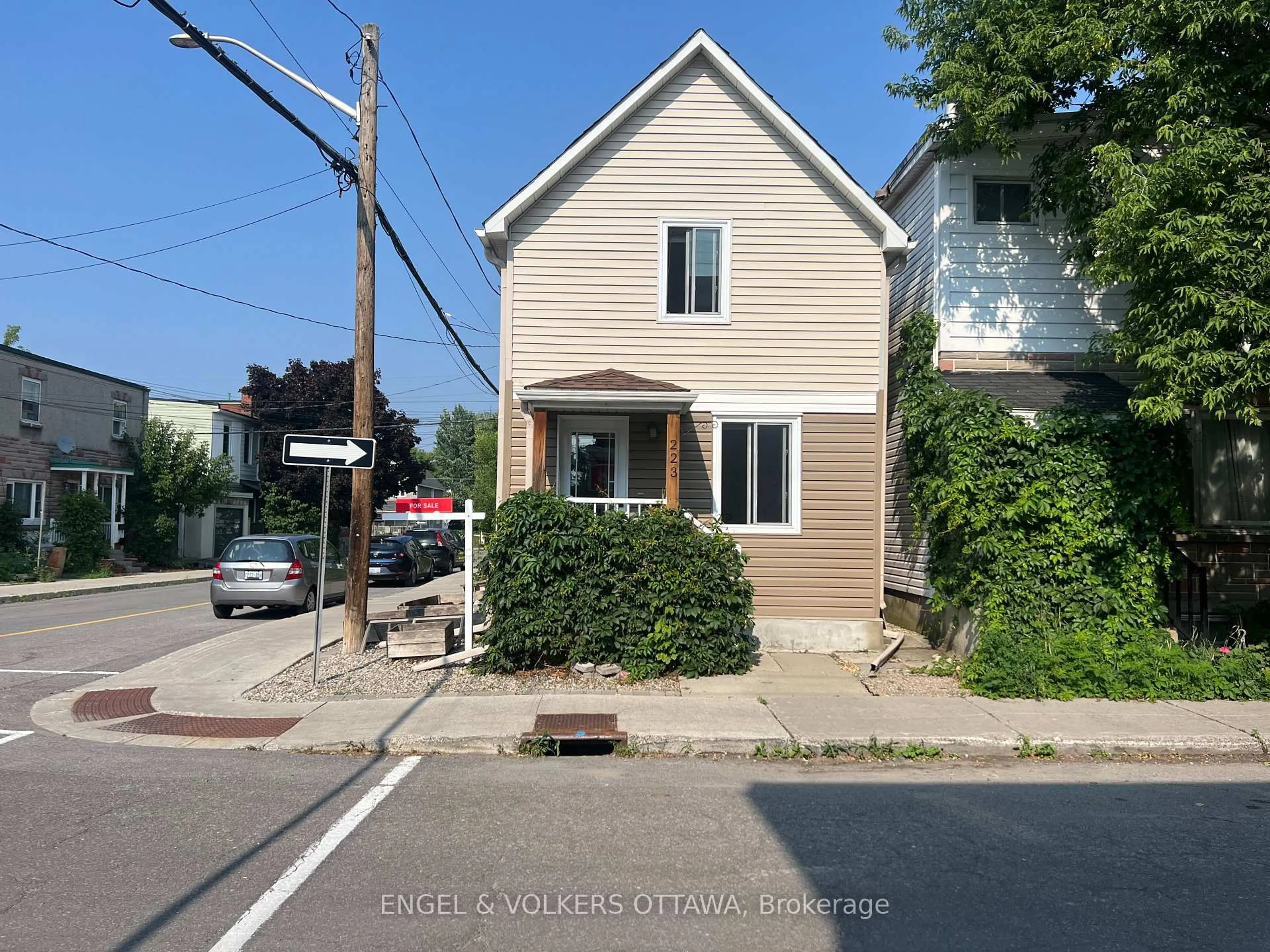 A pic from outside/outdoor area/front of a property/back of a property/a pic from drone, street for 223 Carruthers Ave, Ottawa Ontario K1Y 1N8