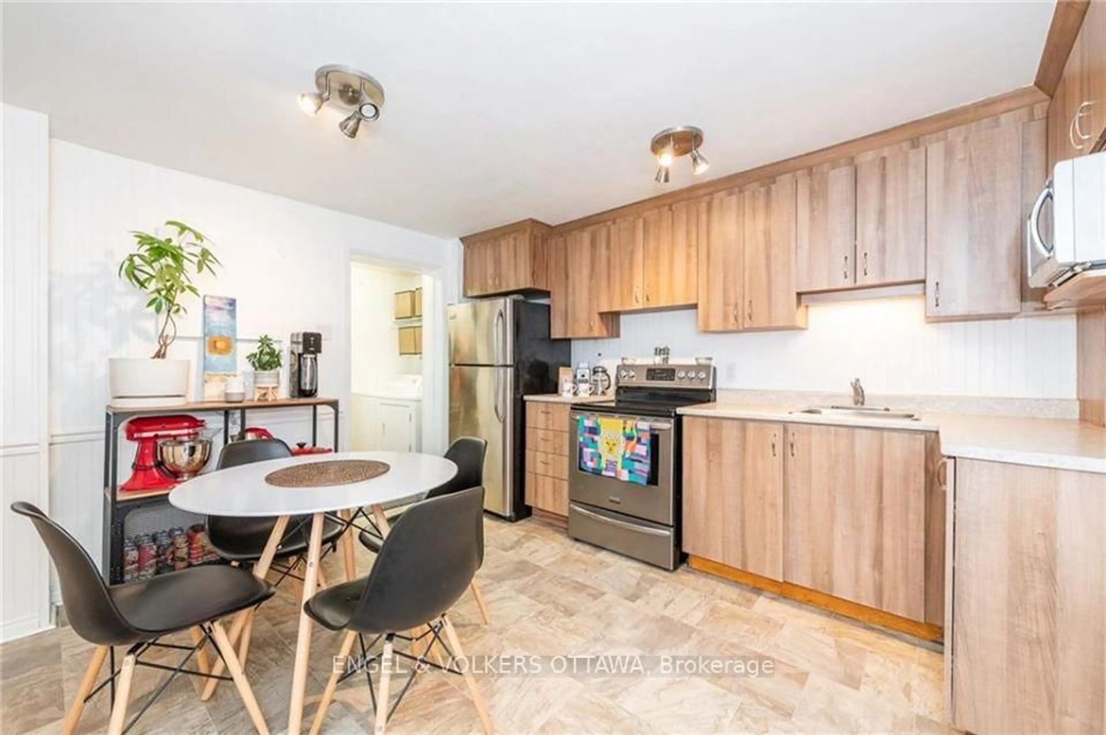 Standard kitchen, wood/laminate floor for 223 Carruthers Ave, Ottawa Ontario K1Y 1N8