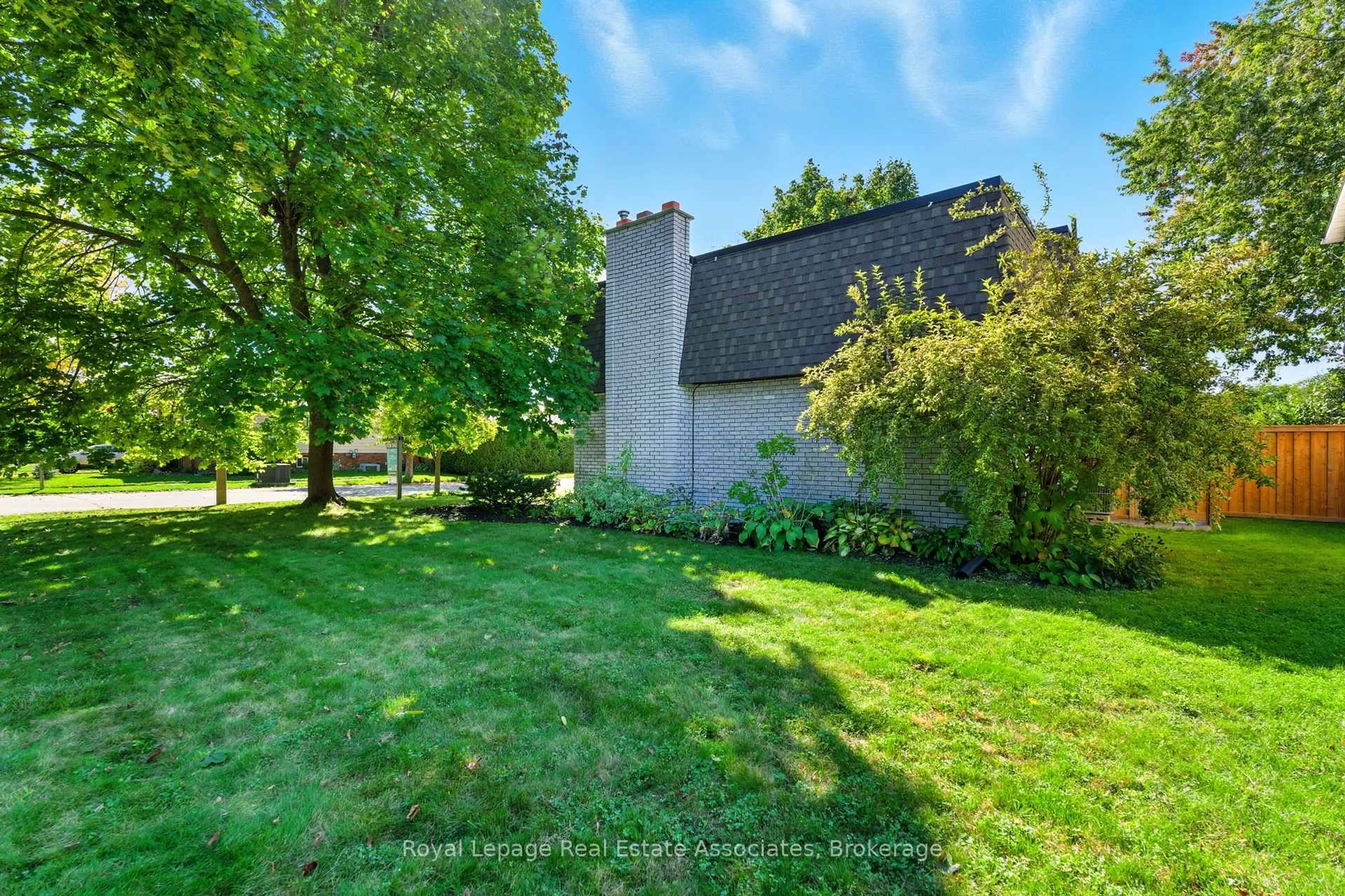A pic from outside/outdoor area/front of a property/back of a property/a pic from drone, unknown for 4 Nashua Dr, Brantford Ontario N3P 1K9