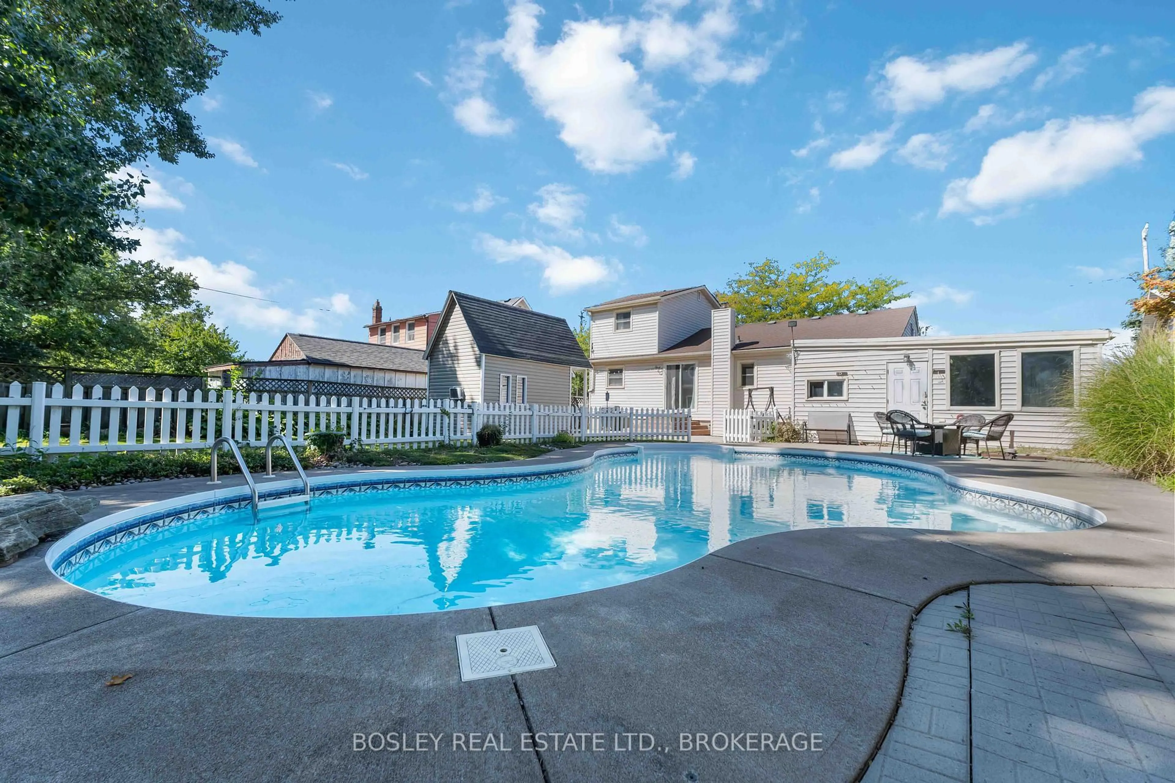 Pool for 301 Pelham Rd, St. Catharines Ontario L2S 1Y4