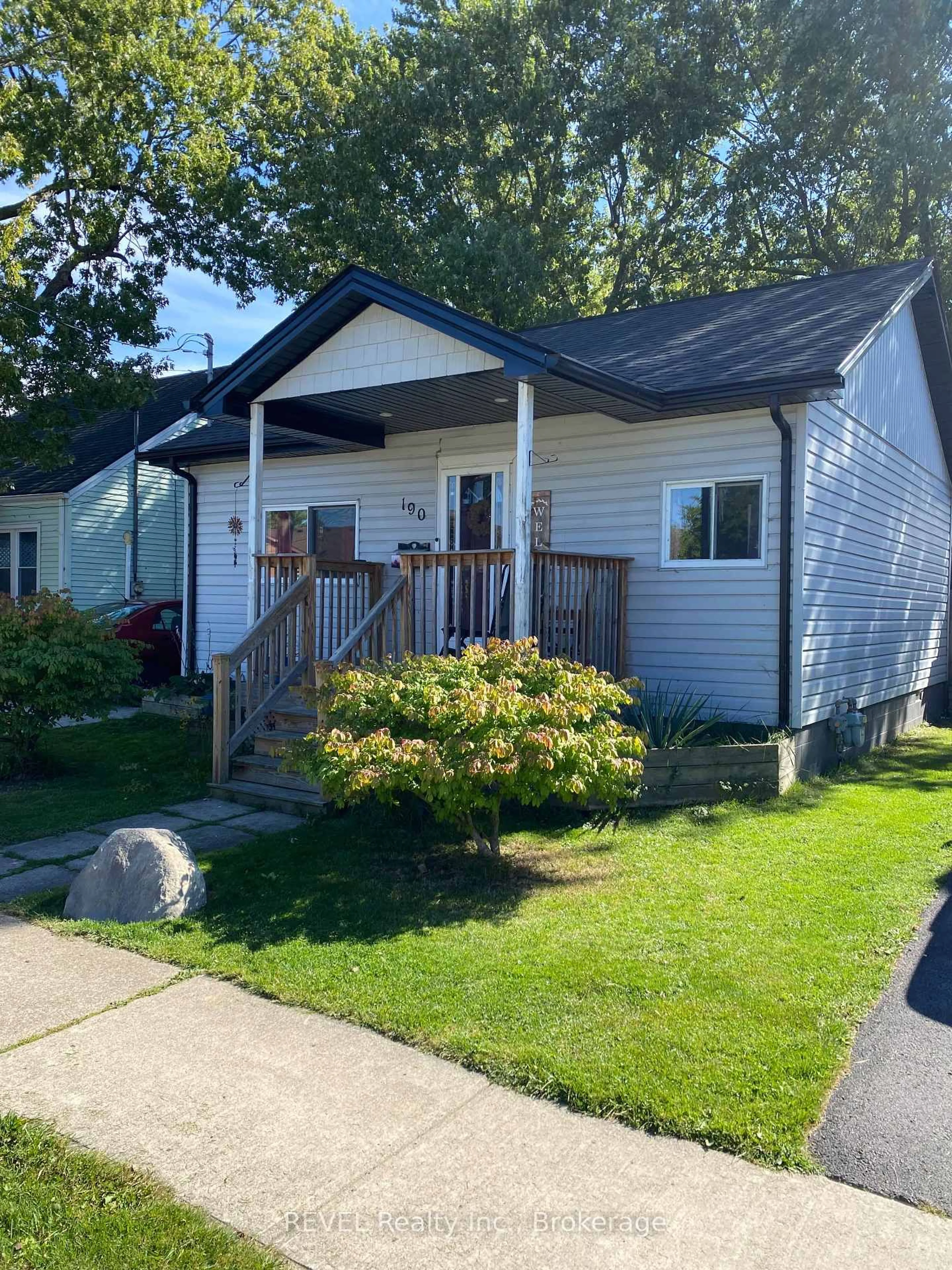 Home with vinyl exterior material, street for 190 Henrietta St, Fort Erie Ontario L2A 2K2