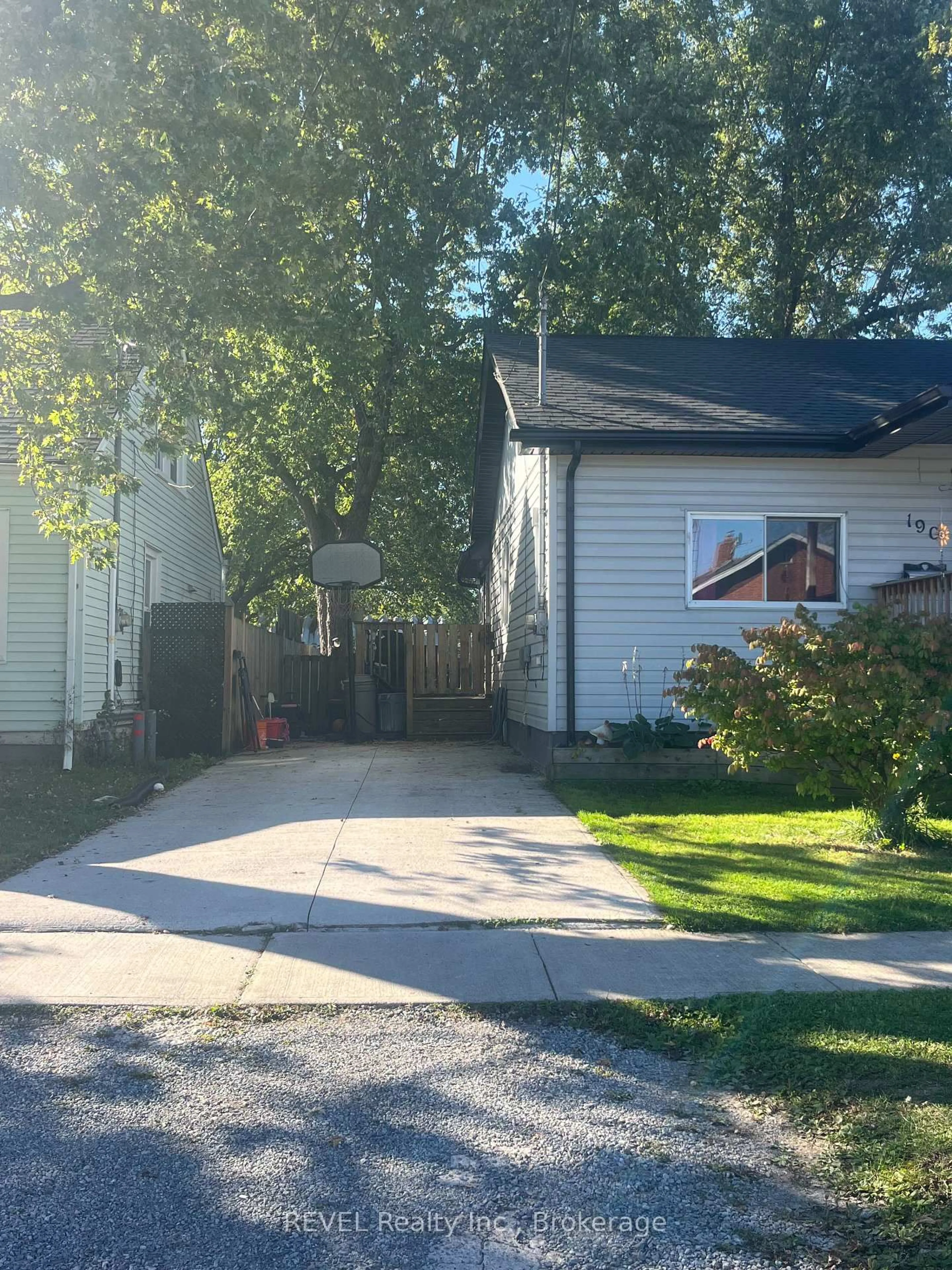 Home with vinyl exterior material, street for 190 Henrietta St, Fort Erie Ontario L2A 2K2
