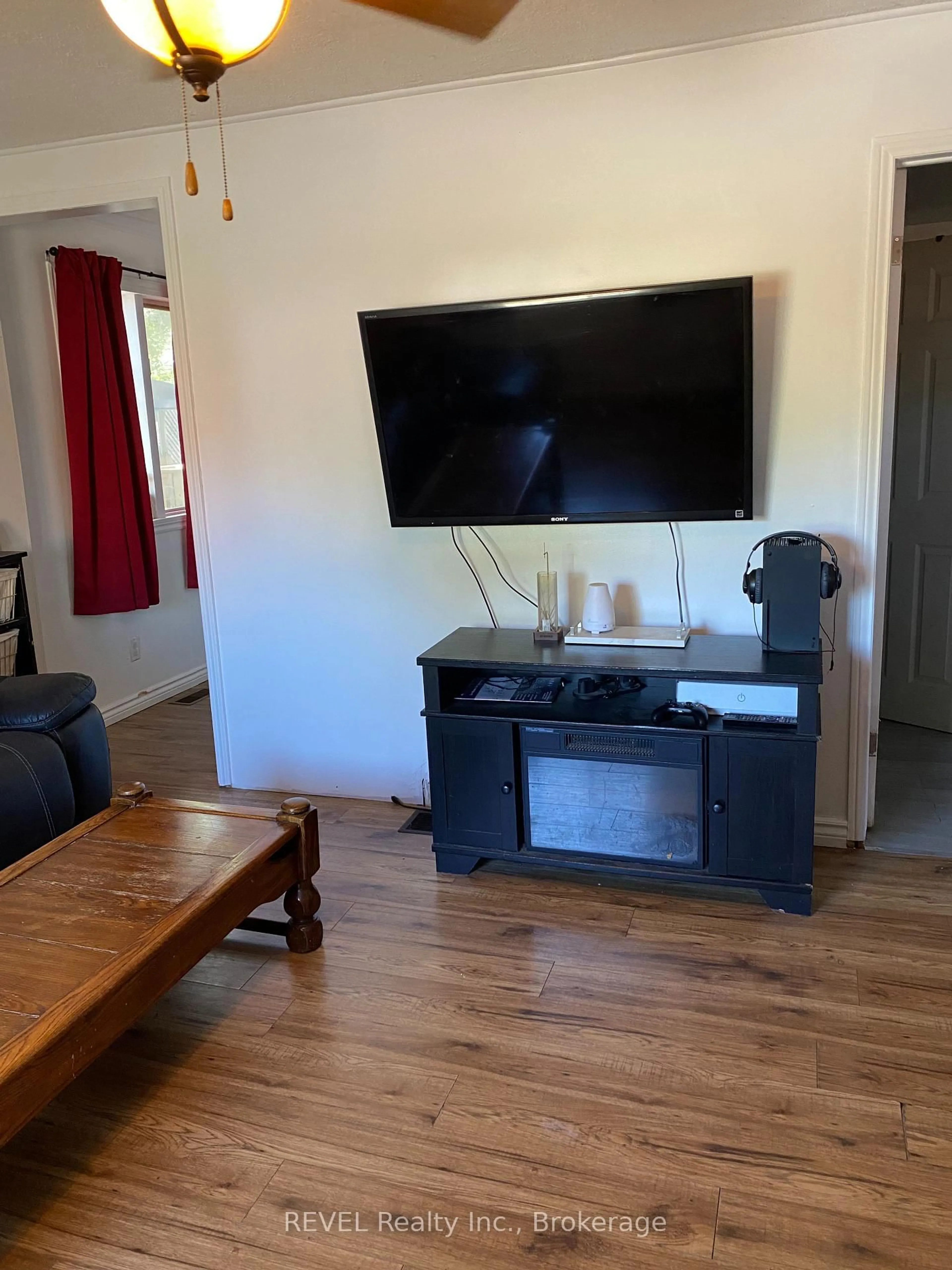 Living room with furniture, wood/laminate floor for 190 Henrietta St, Fort Erie Ontario L2A 2K2