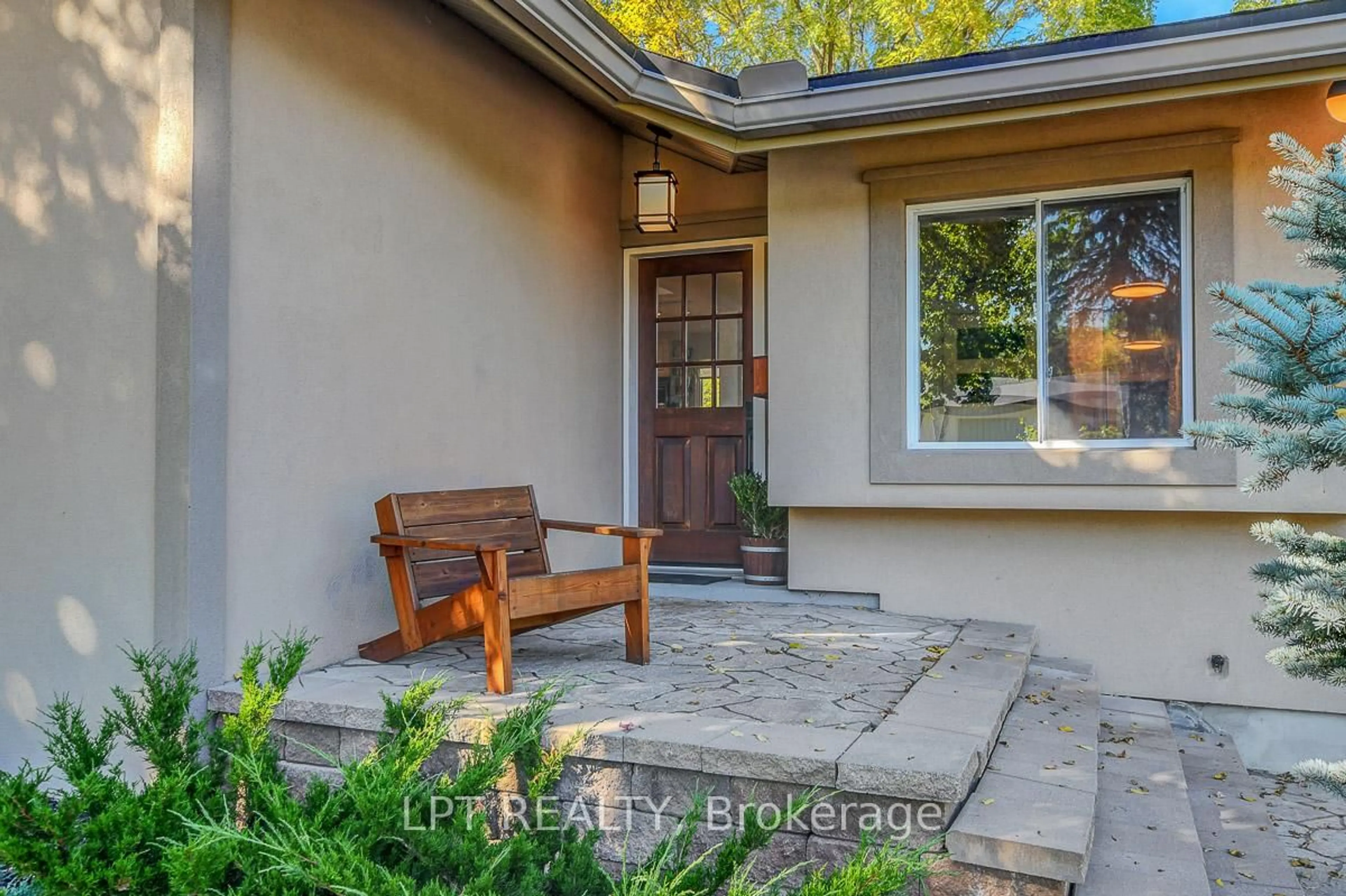 Indoor entryway for 353 Mountbatten Ave, Ottawa Ontario K1H 5W2