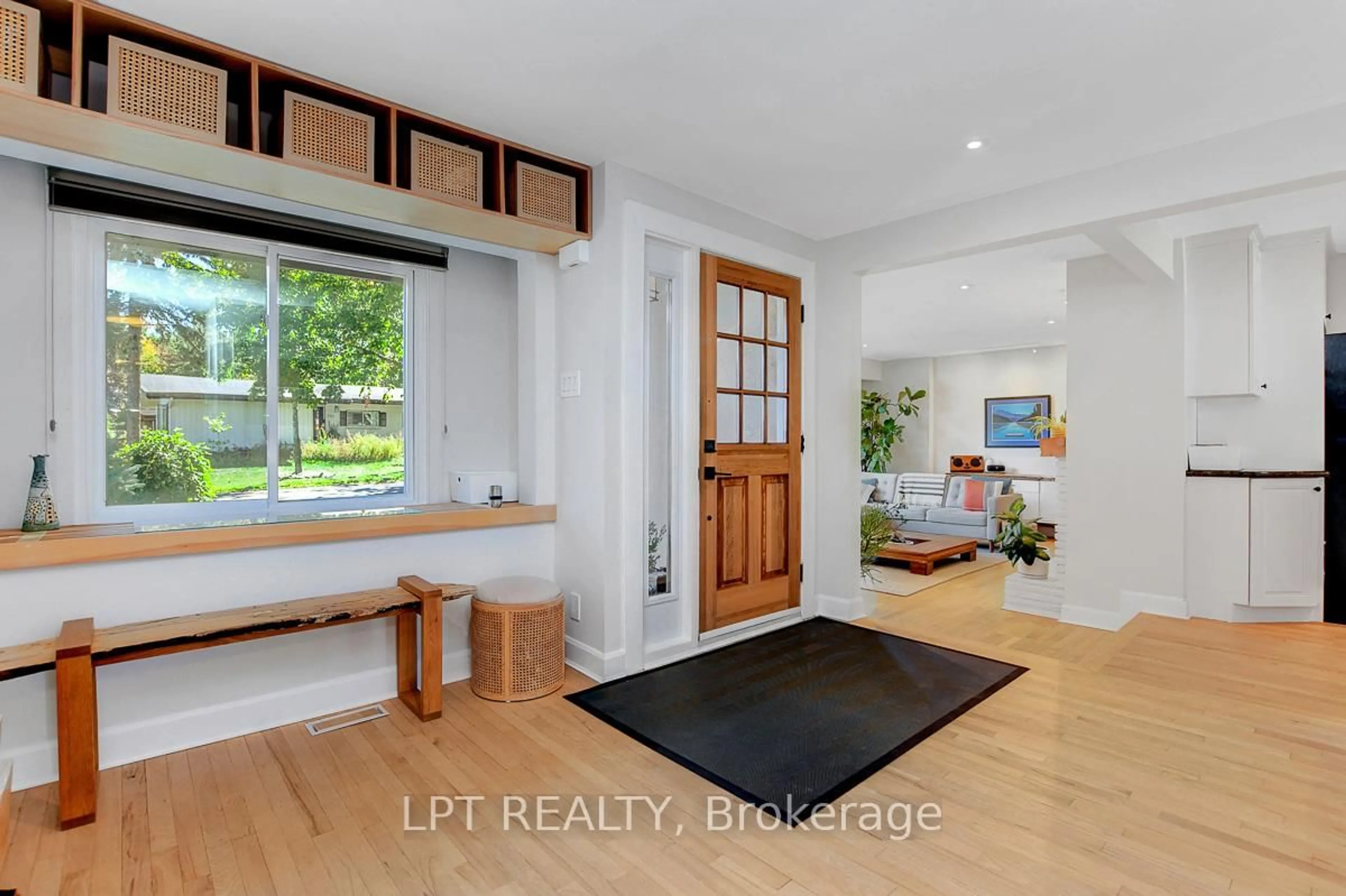 Indoor entryway for 353 Mountbatten Ave, Ottawa Ontario K1H 5W2