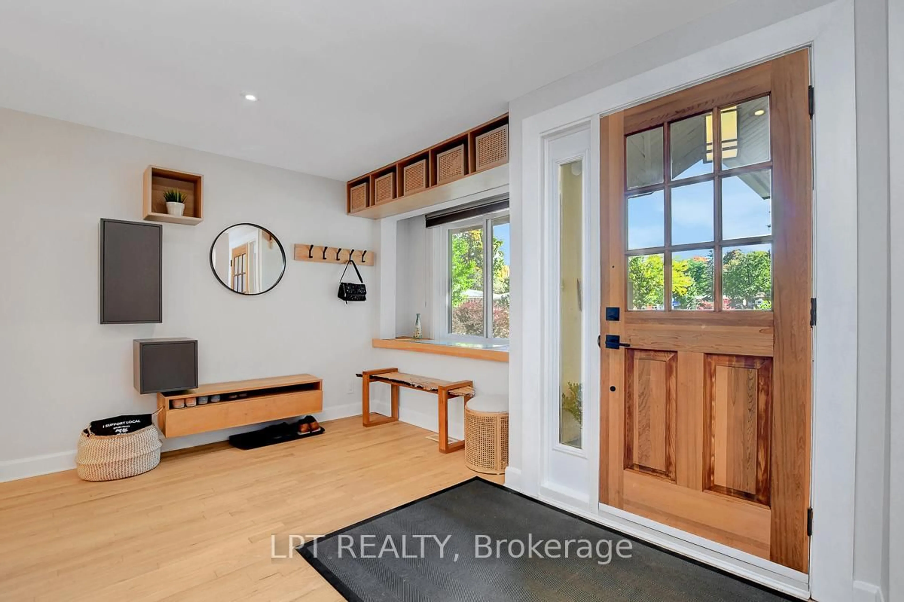 Indoor entryway for 353 Mountbatten Ave, Ottawa Ontario K1H 5W2