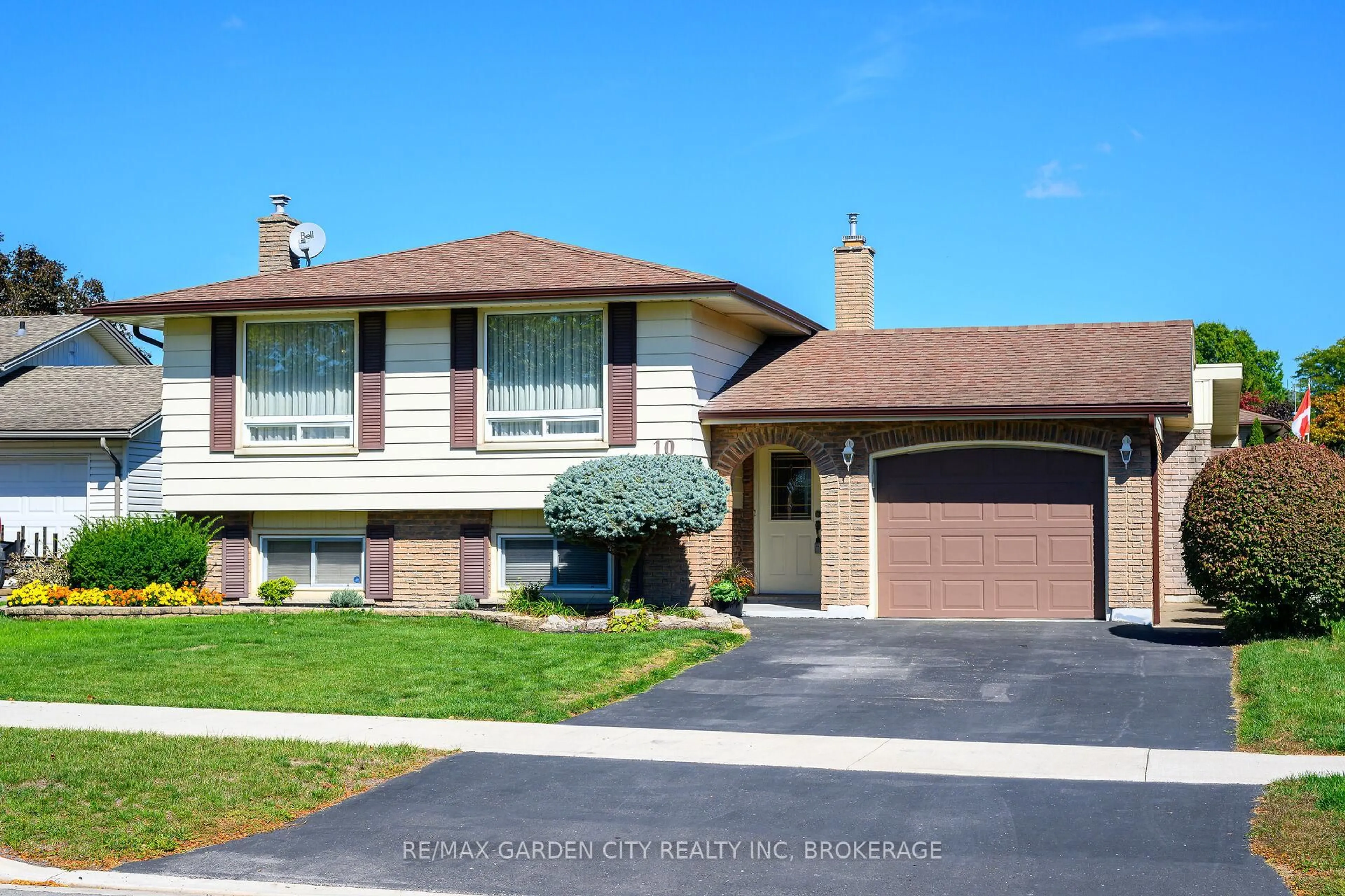 Home with vinyl exterior material, street for 10 Macoomb Dr, Welland Ontario L3C 5T9
