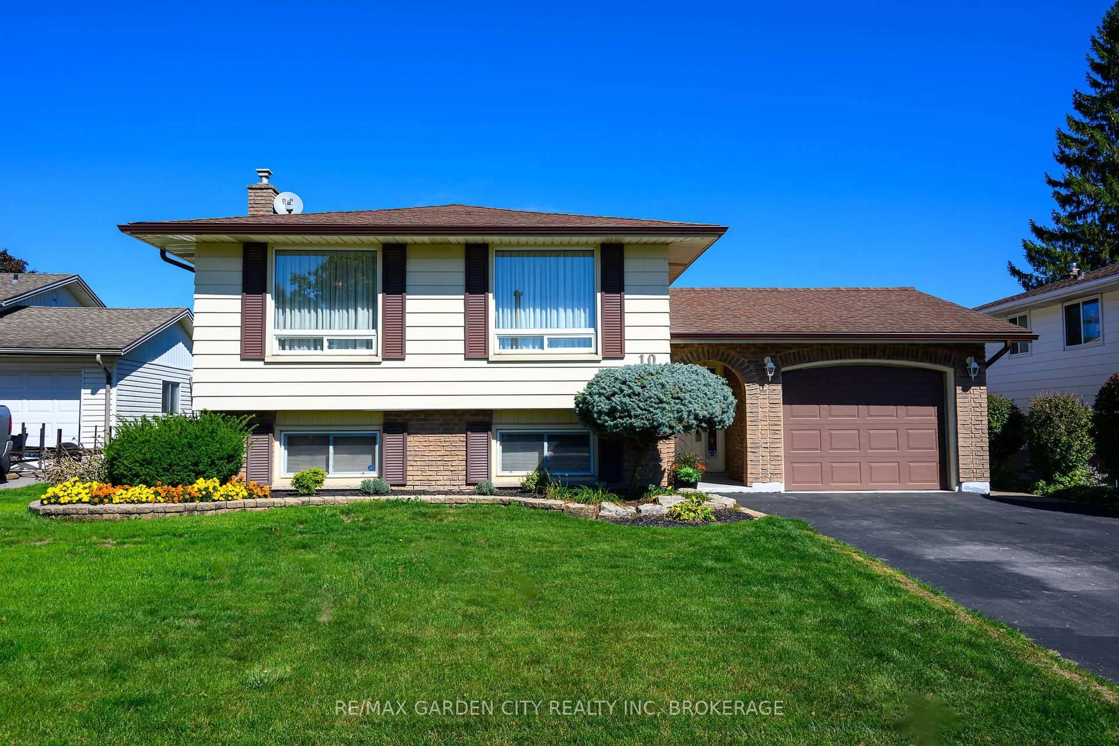 Home with vinyl exterior material, street for 10 Macoomb Dr, Welland Ontario L3C 5T9
