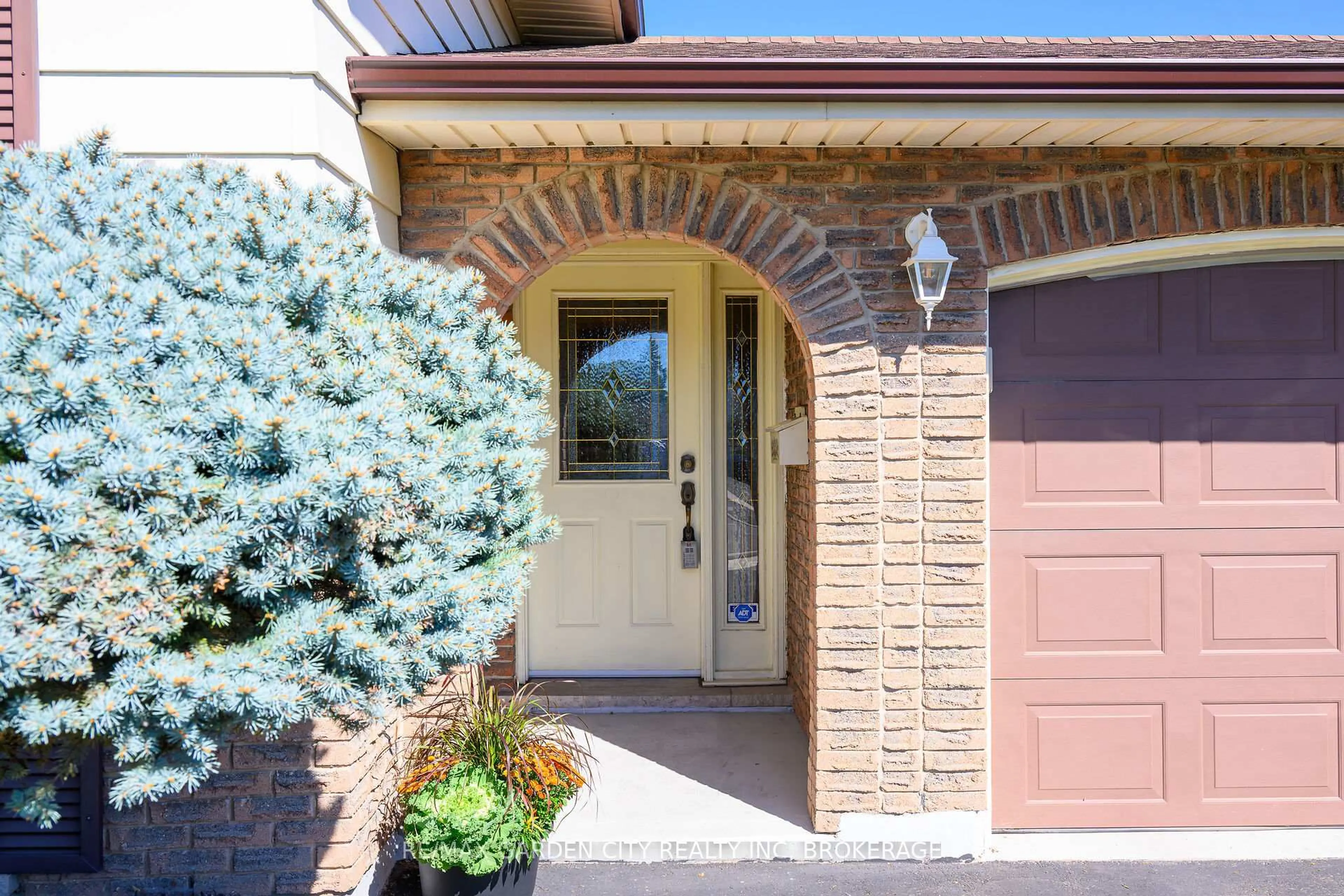 Home with brick exterior material, street for 10 Macoomb Dr, Welland Ontario L3C 5T9