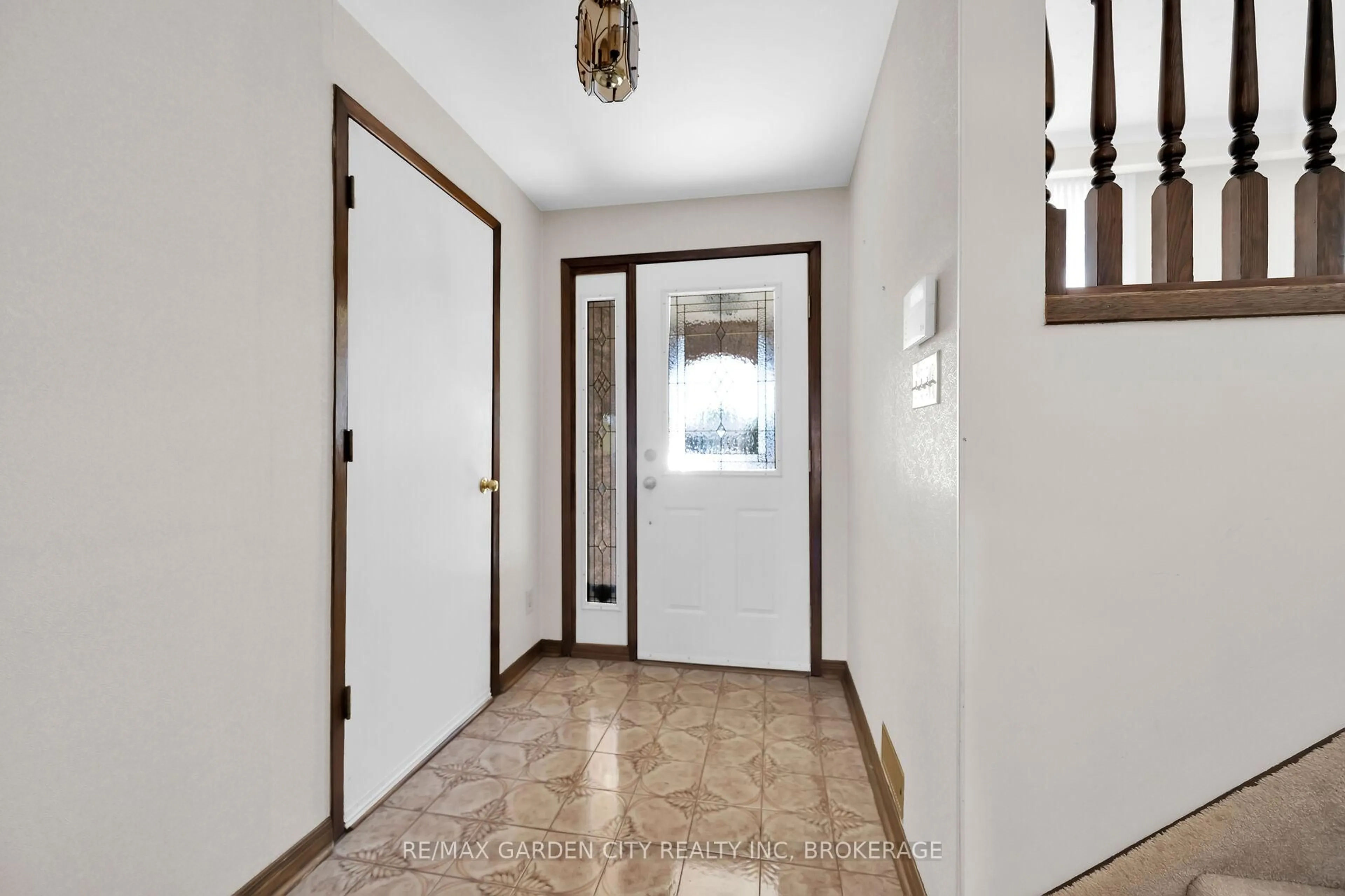 Indoor entryway for 10 Macoomb Dr, Welland Ontario L3C 5T9