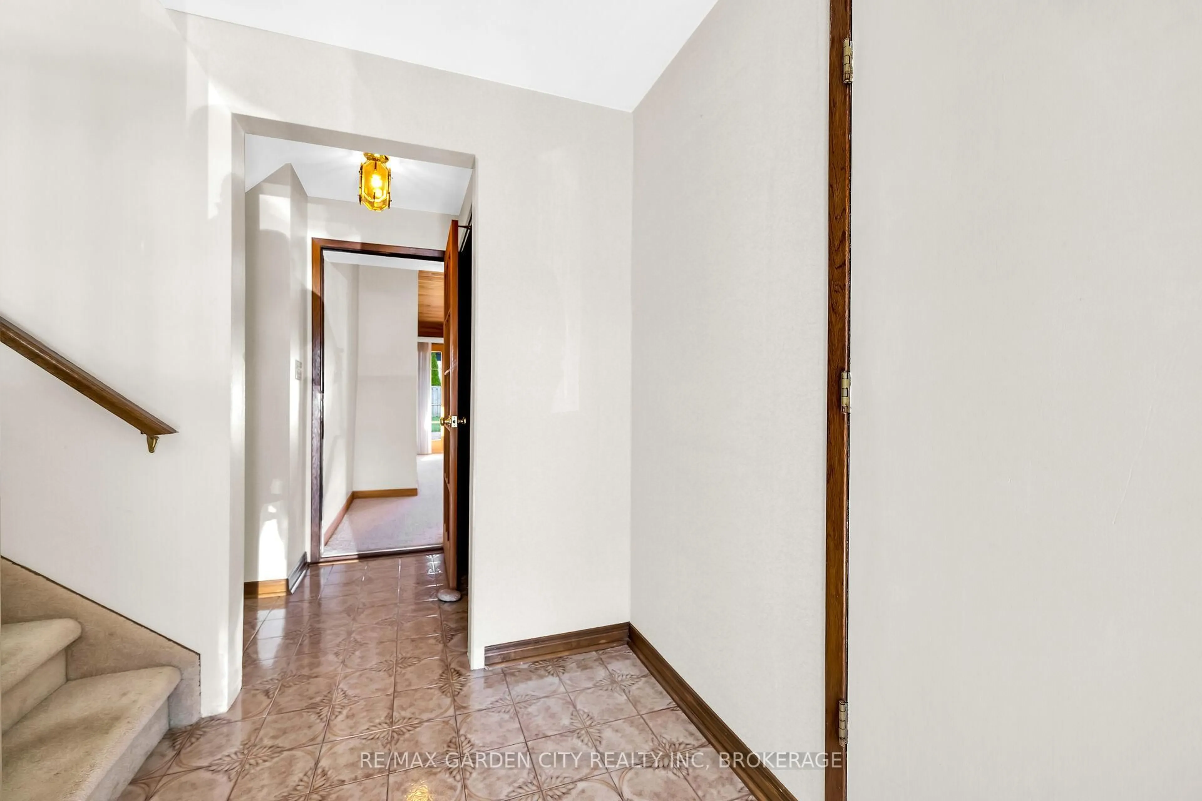 Indoor foyer for 10 Macoomb Dr, Welland Ontario L3C 5T9