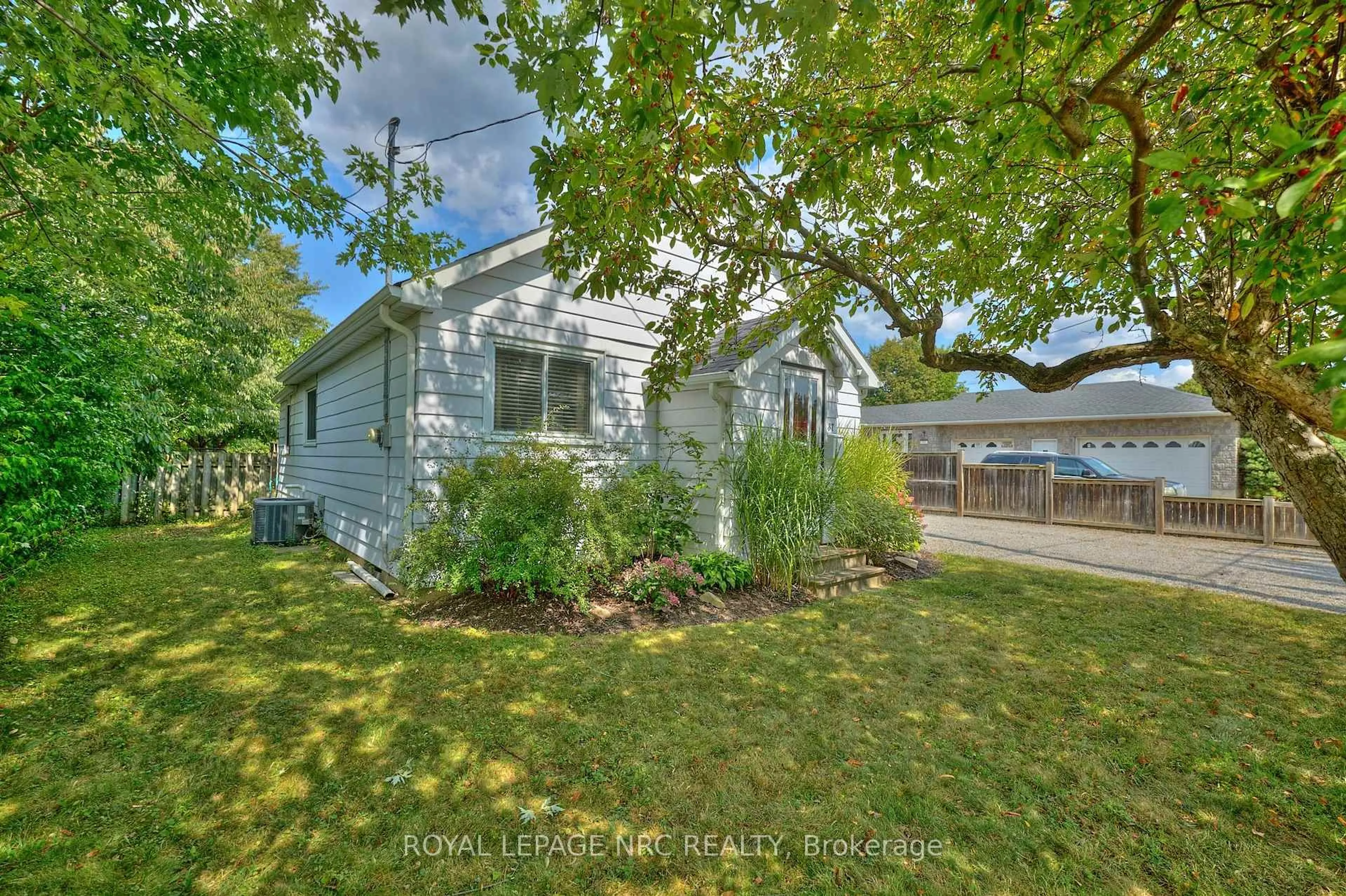 A pic from outside/outdoor area/front of a property/back of a property/a pic from drone, street for 37 Cecil St, St. Catharines Ontario L2N 4B3
