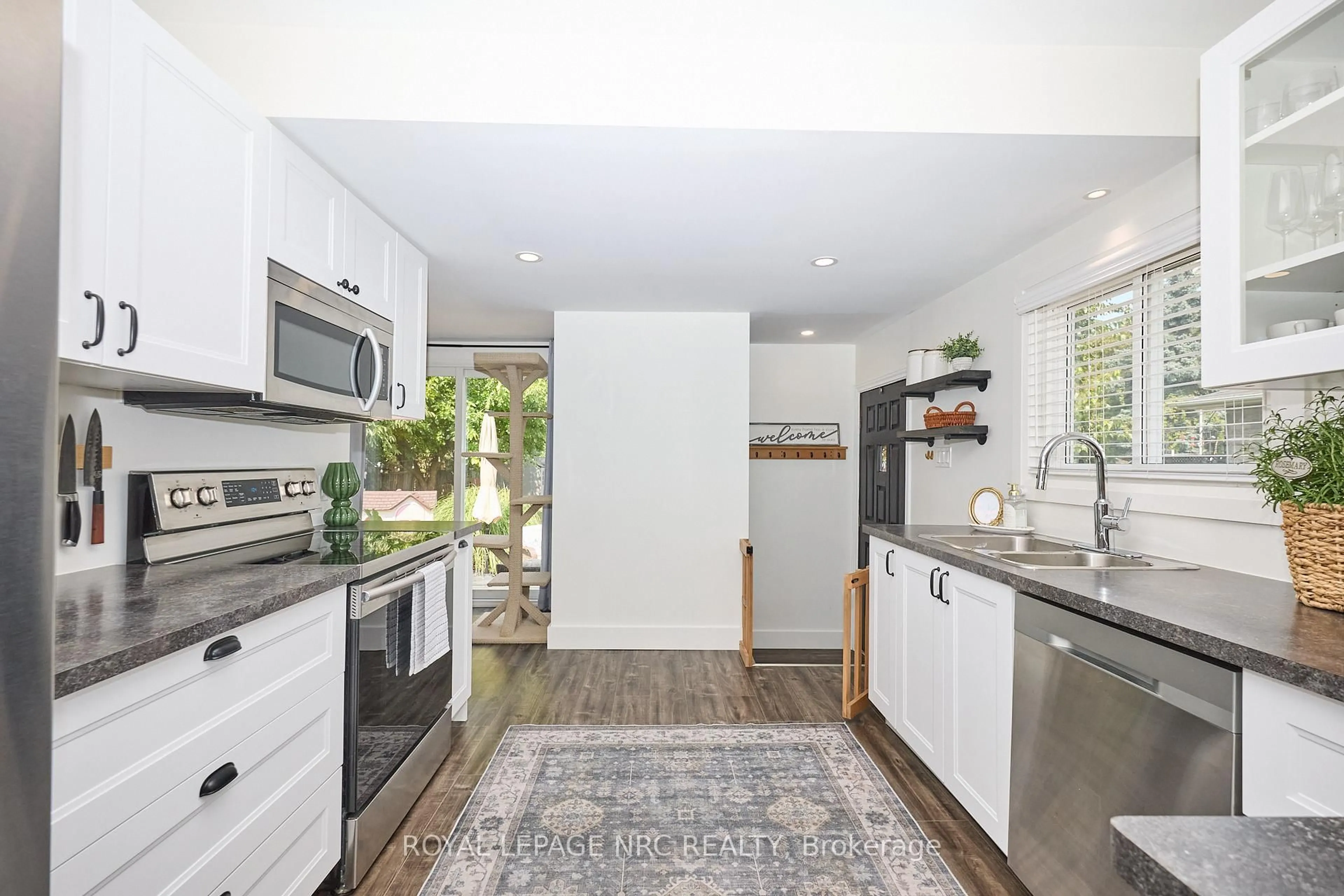 Open concept kitchen, unknown for 37 Cecil St, St. Catharines Ontario L2N 4B3
