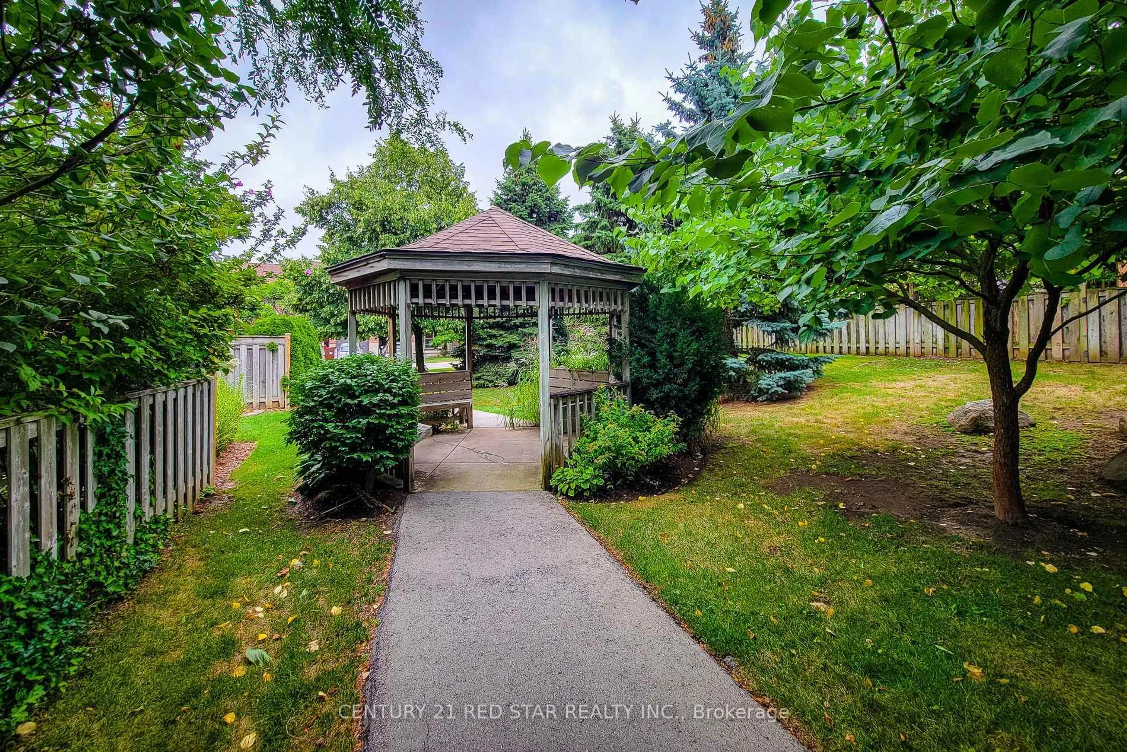 Patio, street for 18 Cedar St #19, Grimsby Ontario L3M 5M7